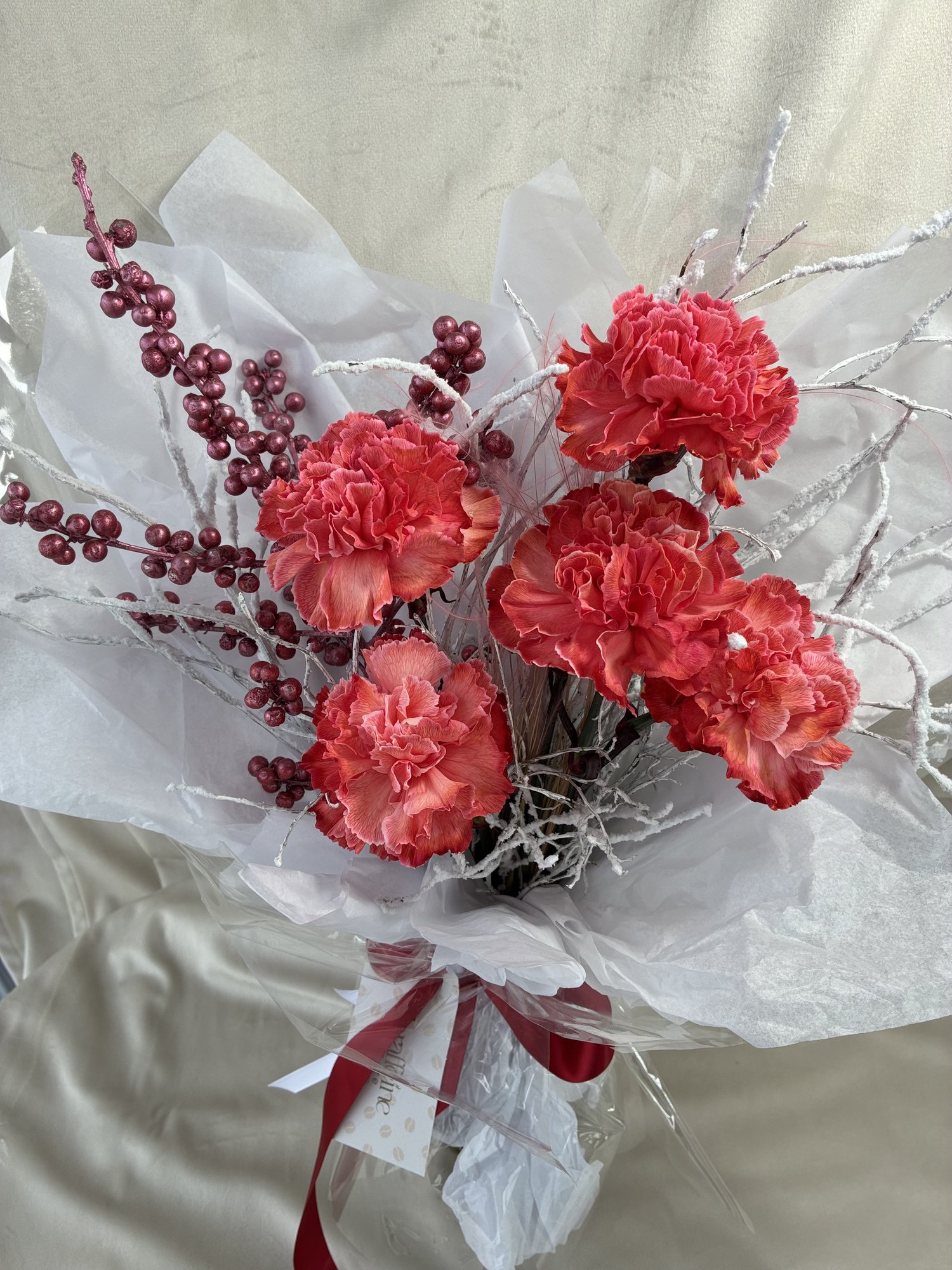 Crimson Elegance – Buchet de garoafe roșii cu ilex roz