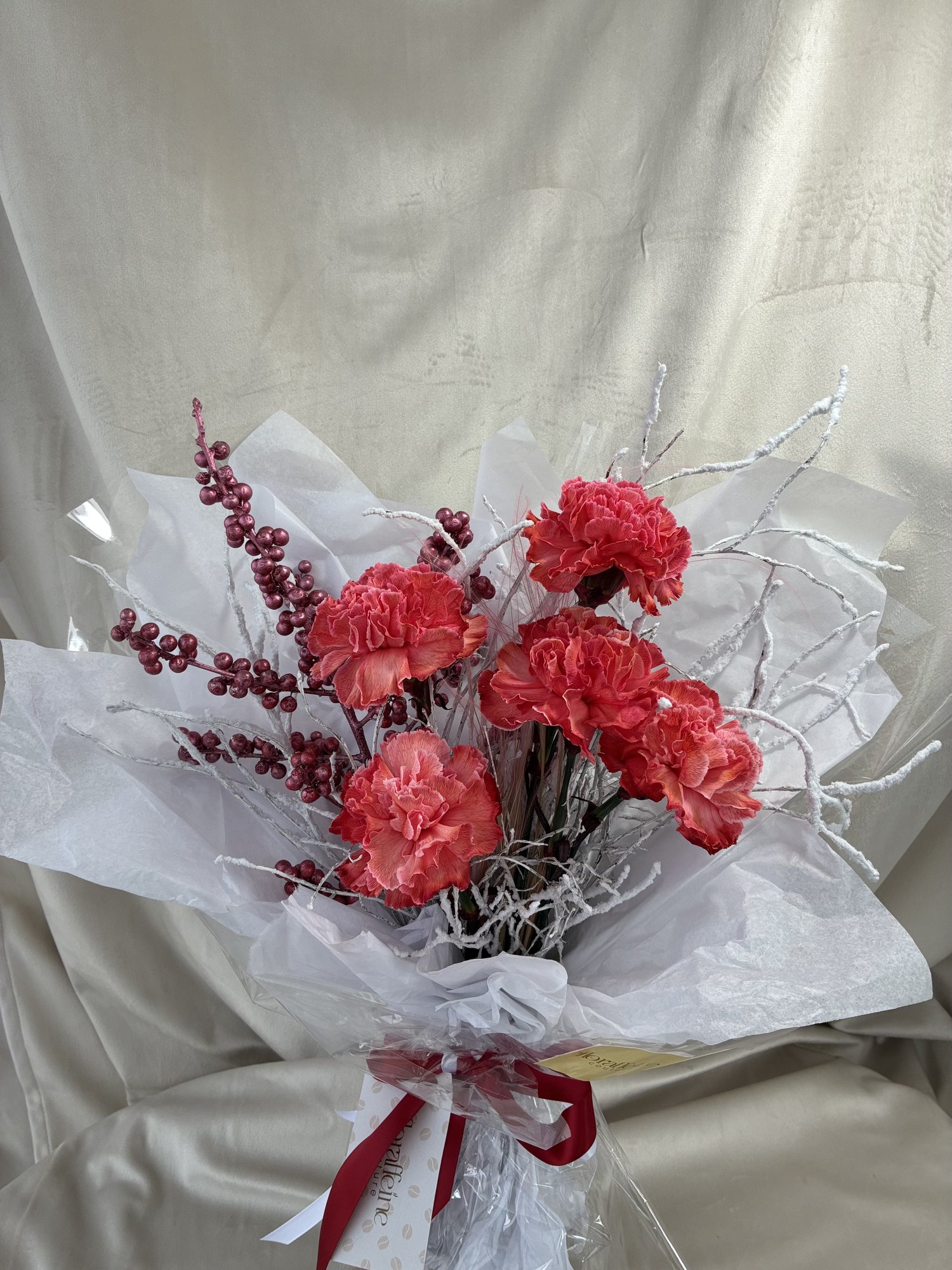 Crimson Elegance – Buchet de garoafe roșii cu ilex roz - Imagine 2