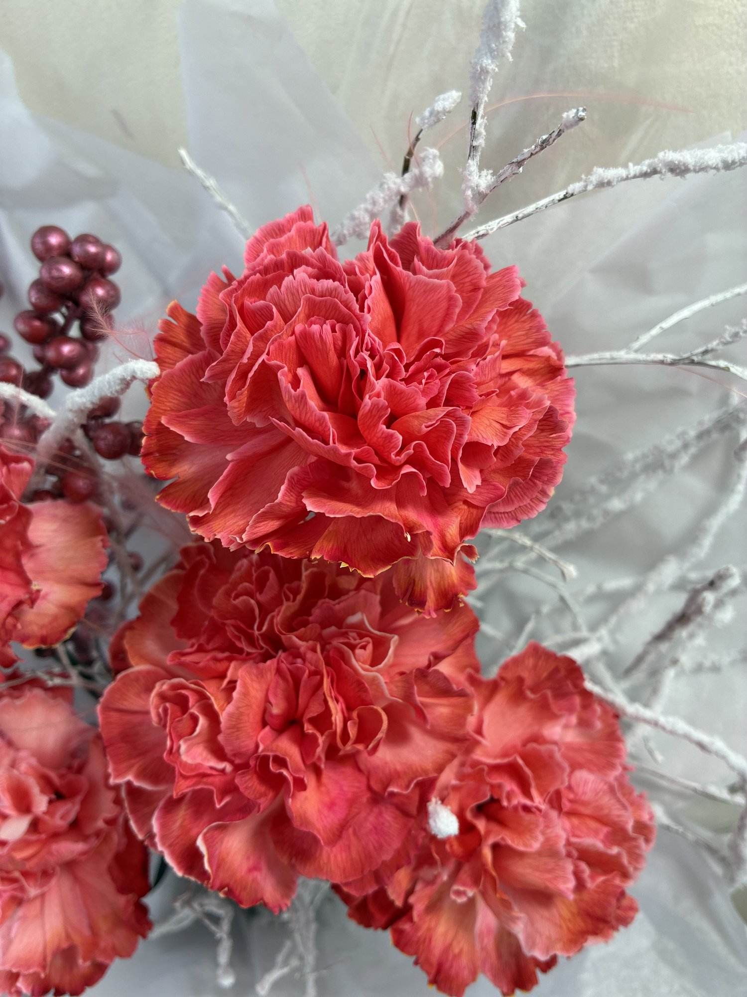 Crimson Elegance – Buchet de garoafe roșii cu ilex roz - Imagine 3