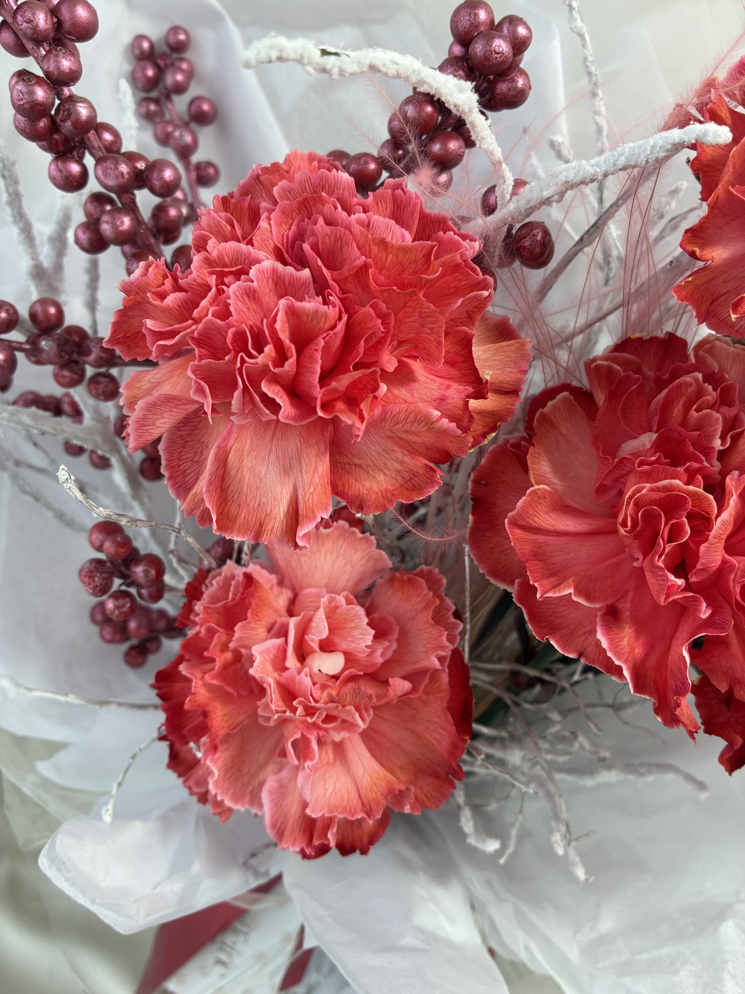 Crimson Elegance – Buchet de garoafe roșii cu ilex roz - Imagine 4