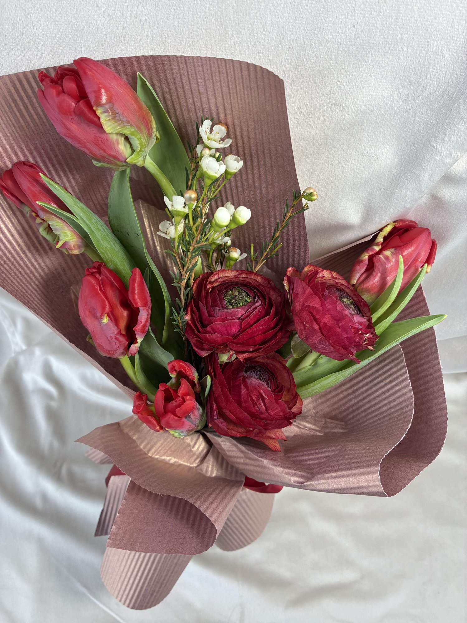 Velvet Passion – Buchet cu lalele tango și ranunculus