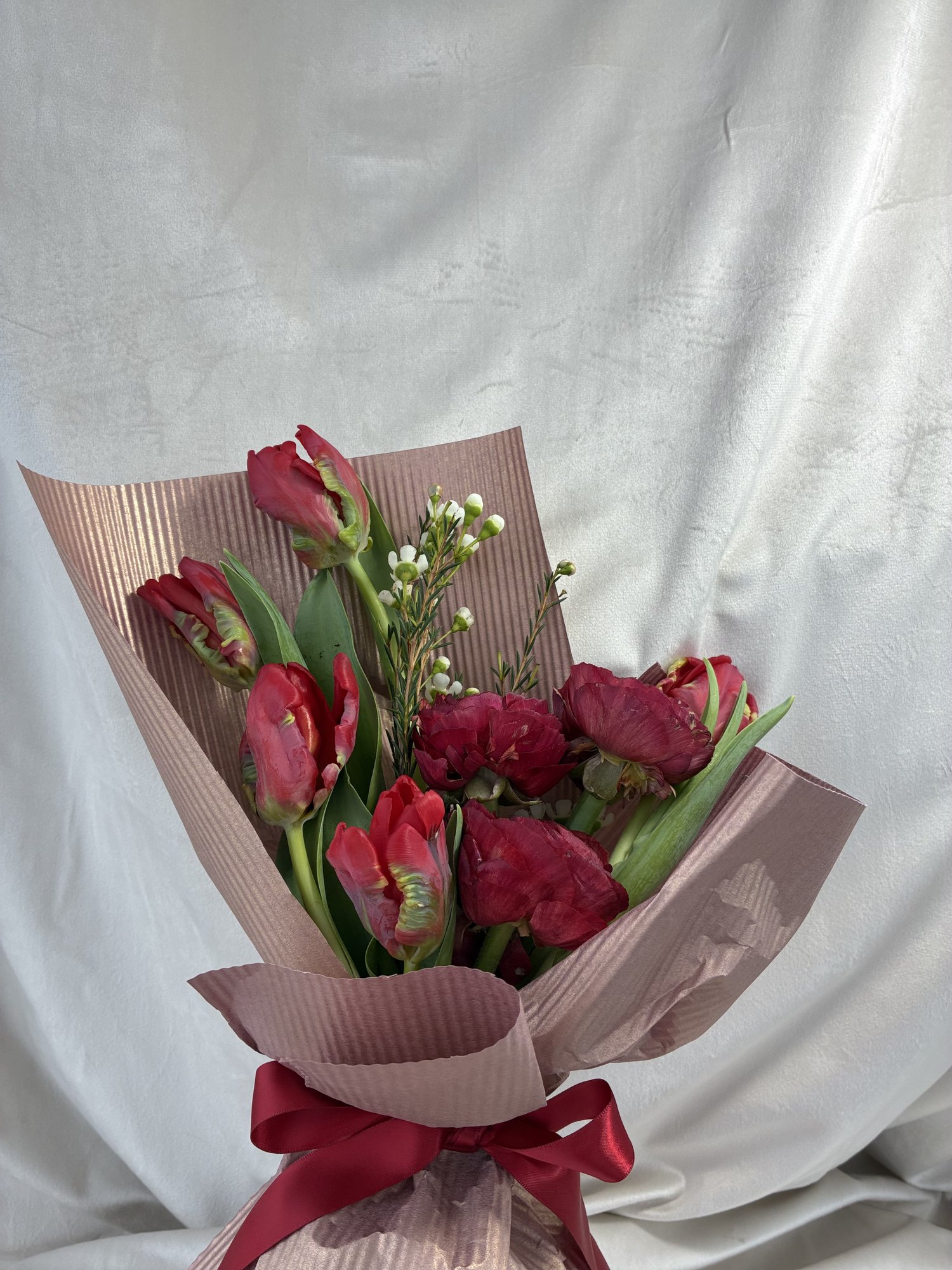 Velvet Passion – Buchet cu lalele tango și ranunculus - Imagine 2