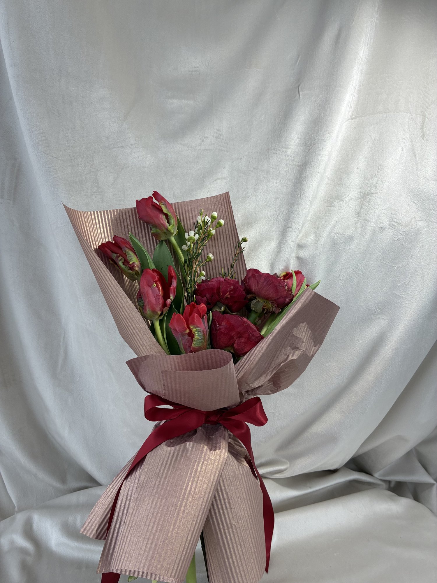 Velvet Passion – Buchet cu lalele tango și ranunculus - Imagine 3