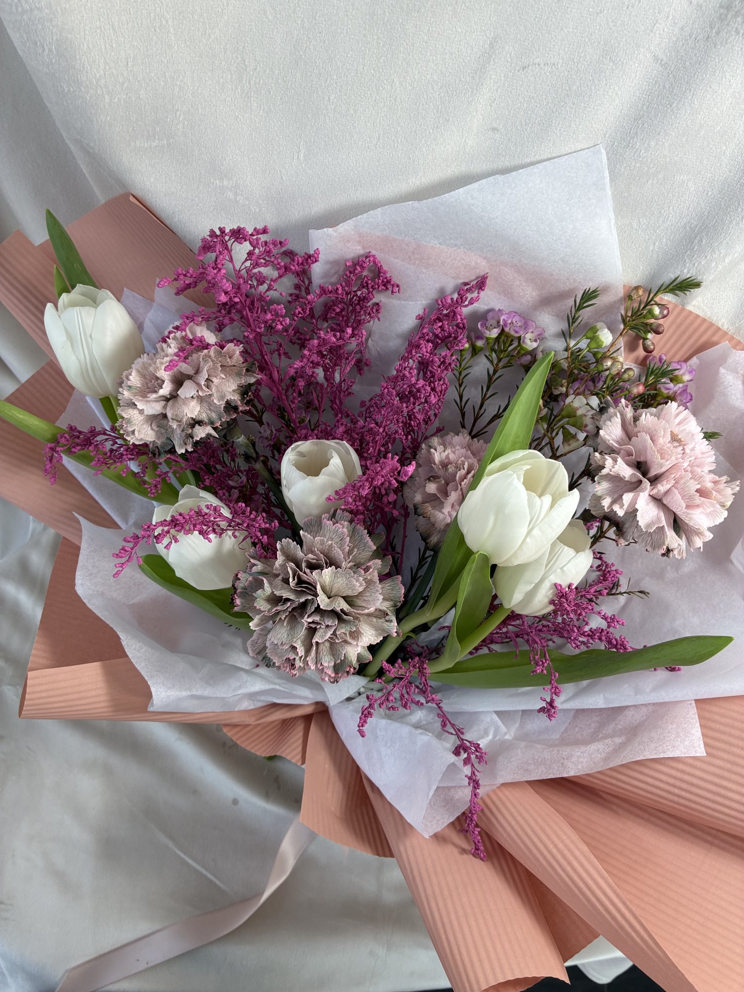 Blush Harmony – Buchet cu lalele albe și garoafe roz