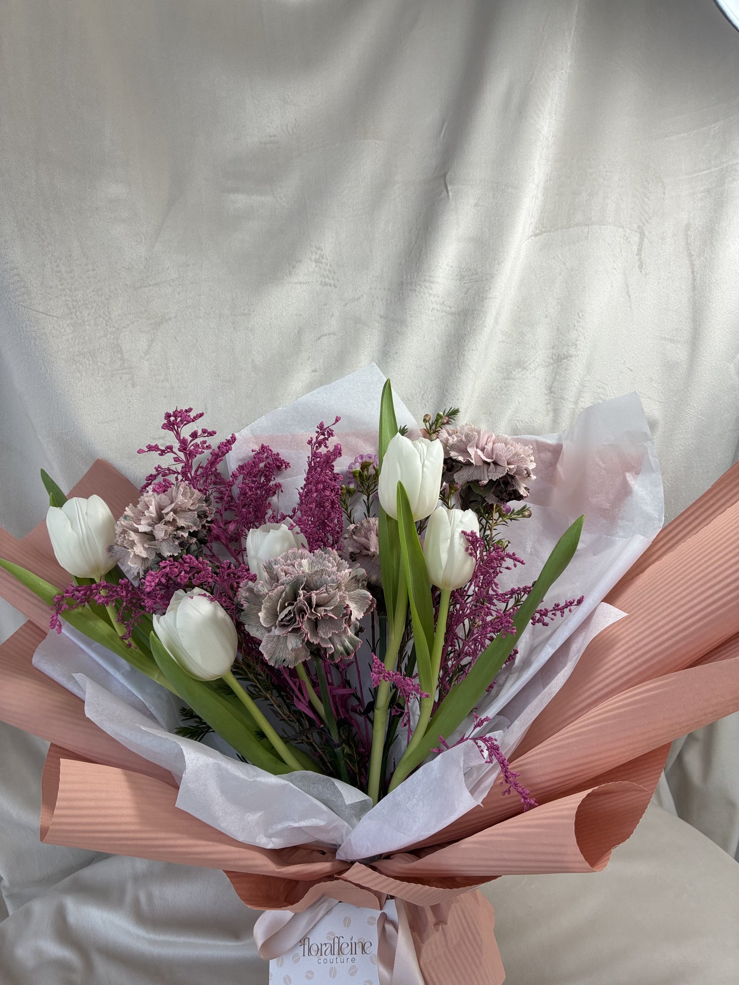 Blush Harmony – Buchet cu lalele albe și garoafe roz - Imagine 2