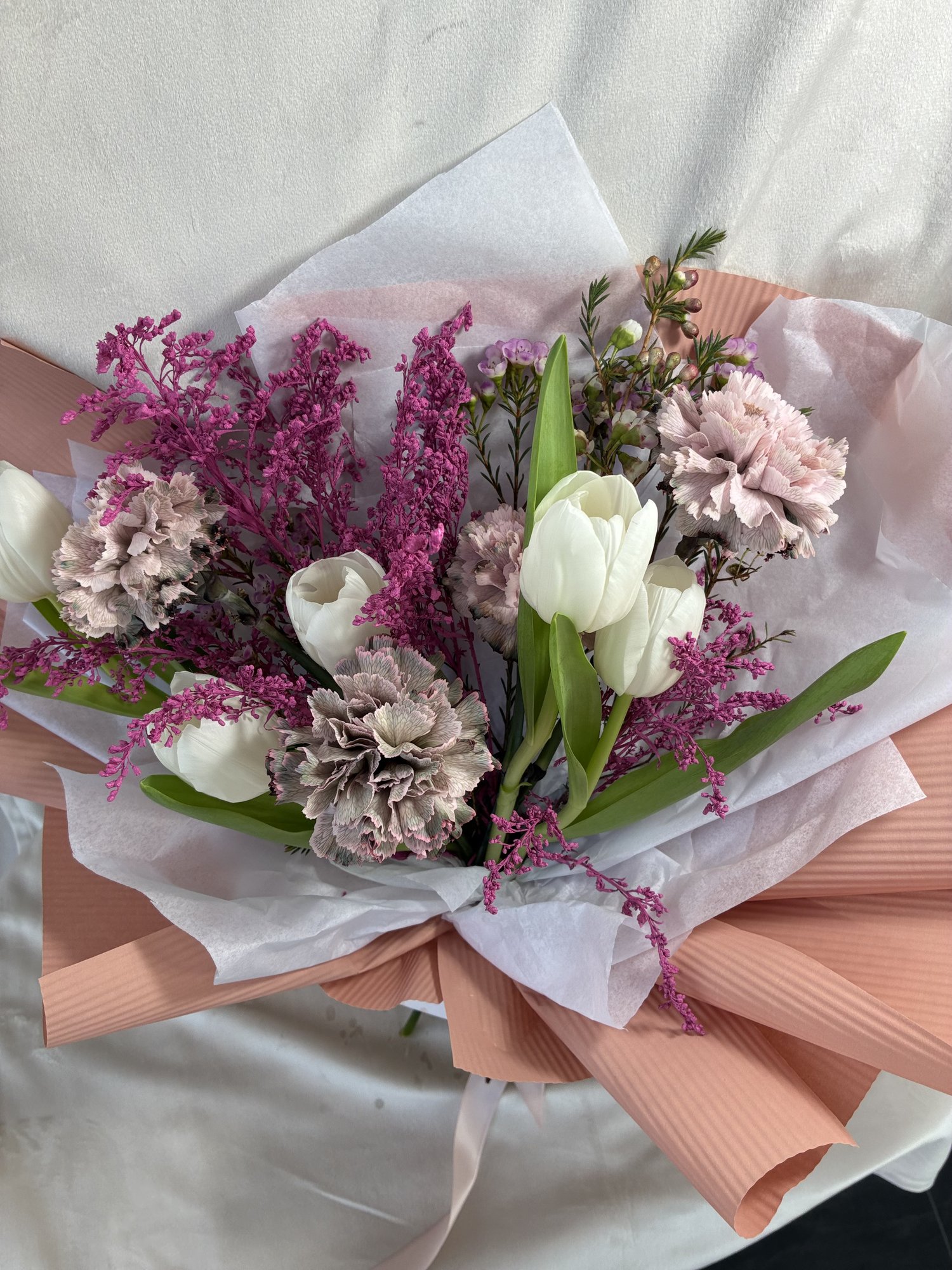 Blush Harmony – Buchet cu lalele albe și garoafe roz - Imagine 3