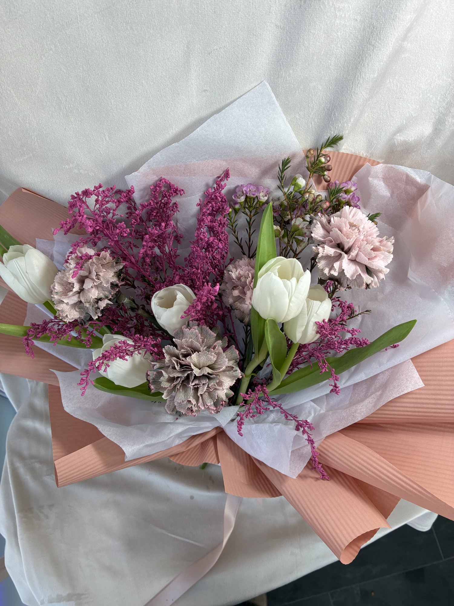 Blush Harmony – Buchet cu lalele albe și garoafe roz - Imagine 4