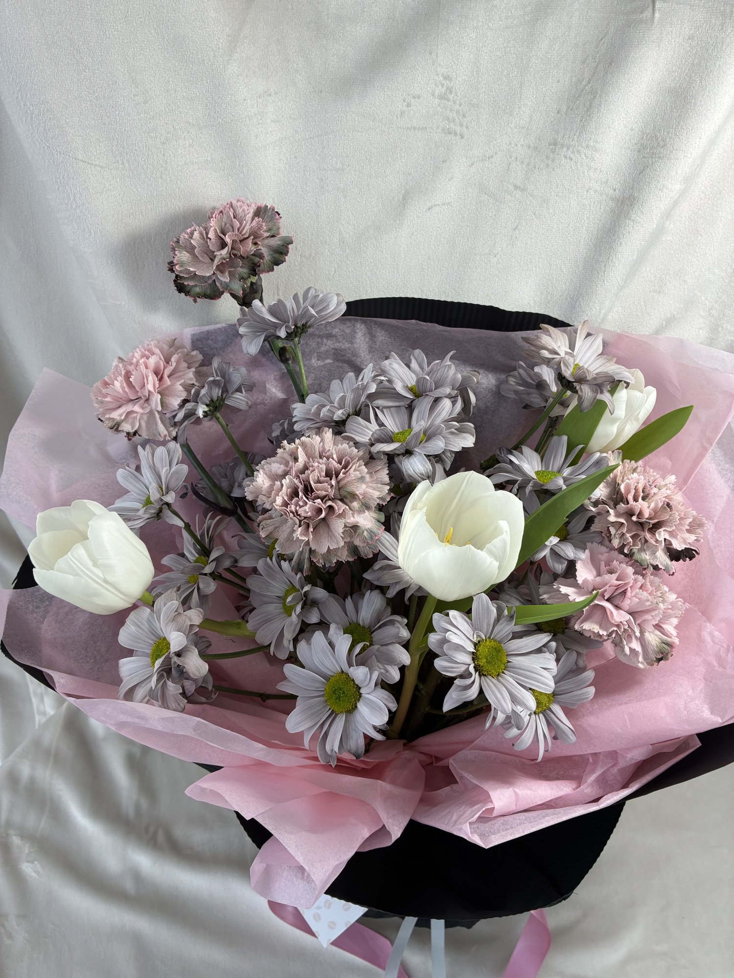 Dusty Elegance – Buchet cu lalele albe, garoafe roz și crizanteme