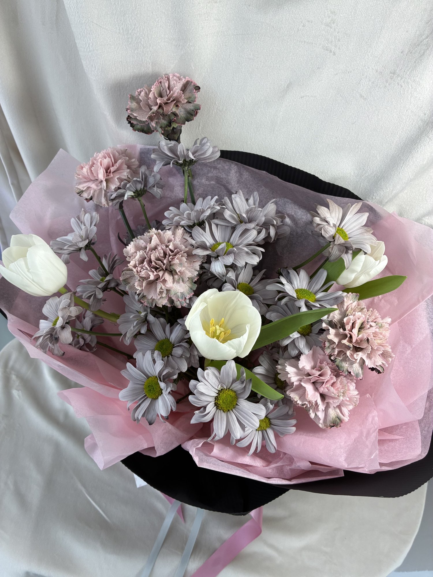 Dusty Elegance – Buchet cu lalele albe, garoafe roz și crizanteme - Imagine 2