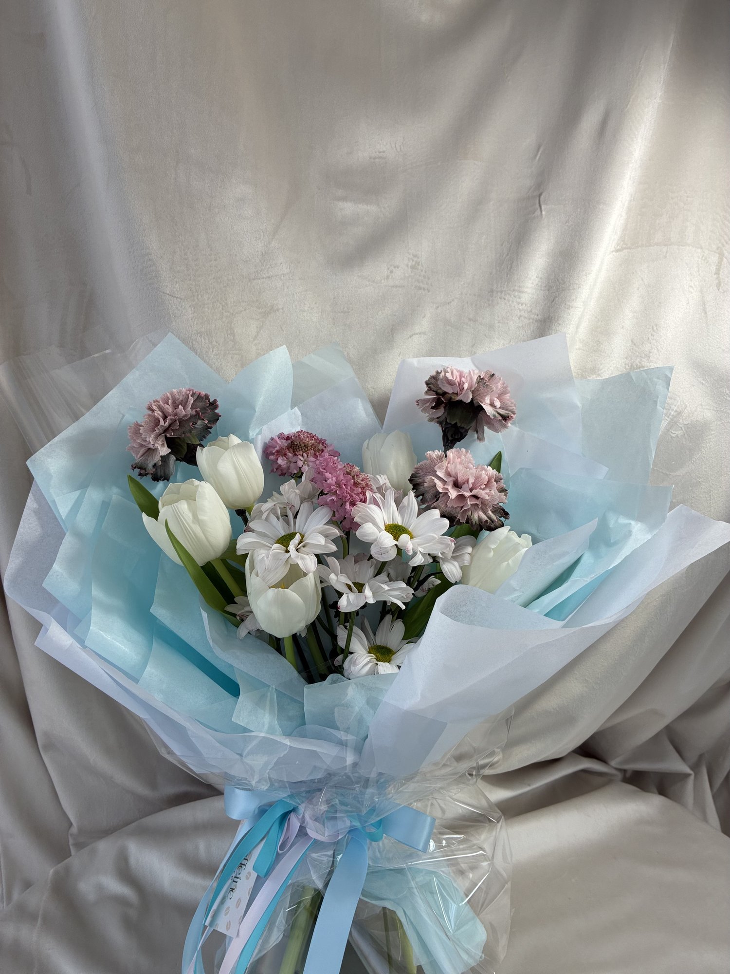 Azure Grace – Buchet cu lalele albe și crizanteme