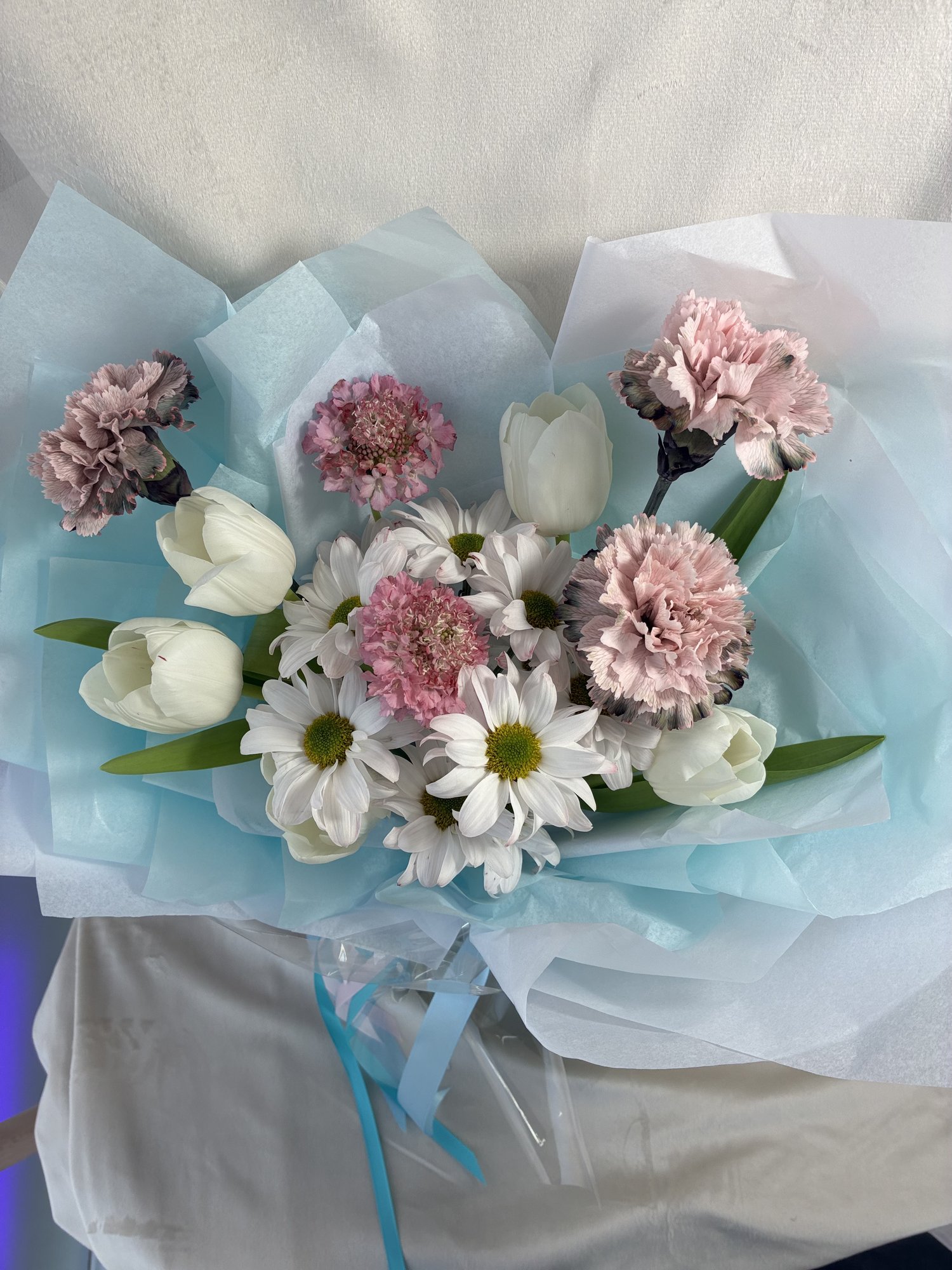 Azure Grace – Buchet cu lalele albe și crizanteme - Imagine 2