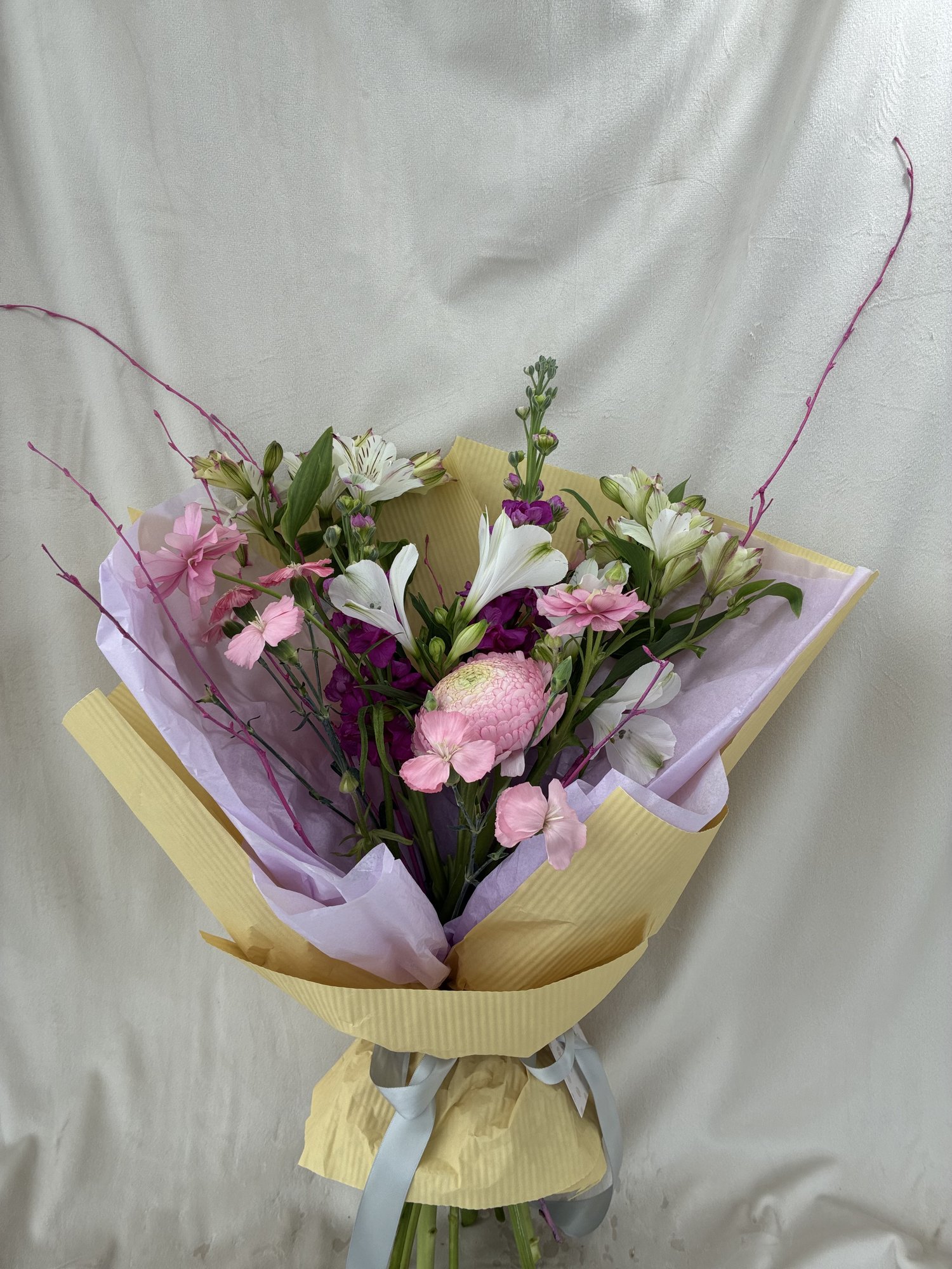 Blush Garden Muse – buchet floral premium cu ranunculus si matthiola - Imagine 2