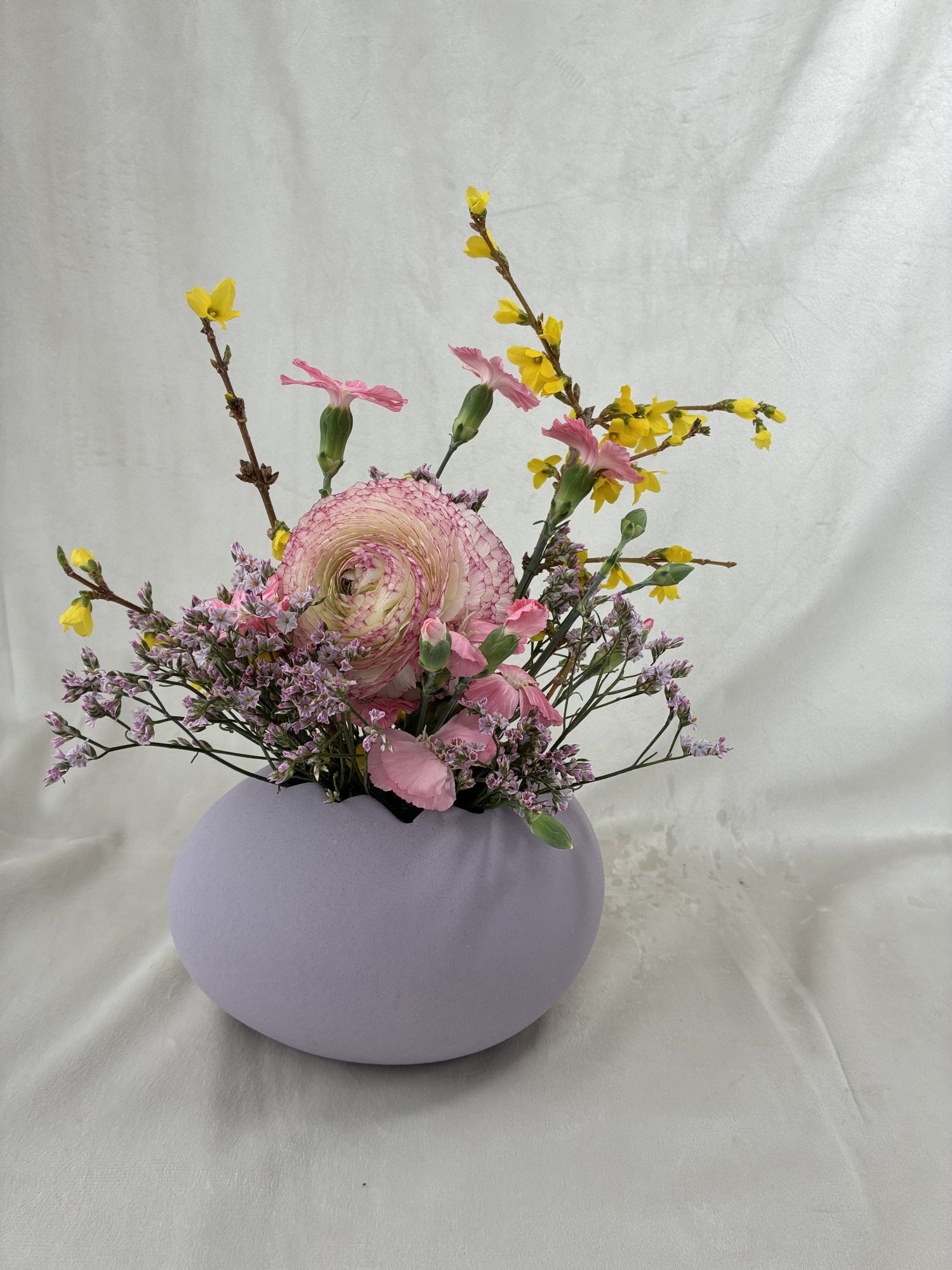 Pastel Bloom Whisper – aranjament floral delicat cu ranunculus si dianthus - Imagine 2