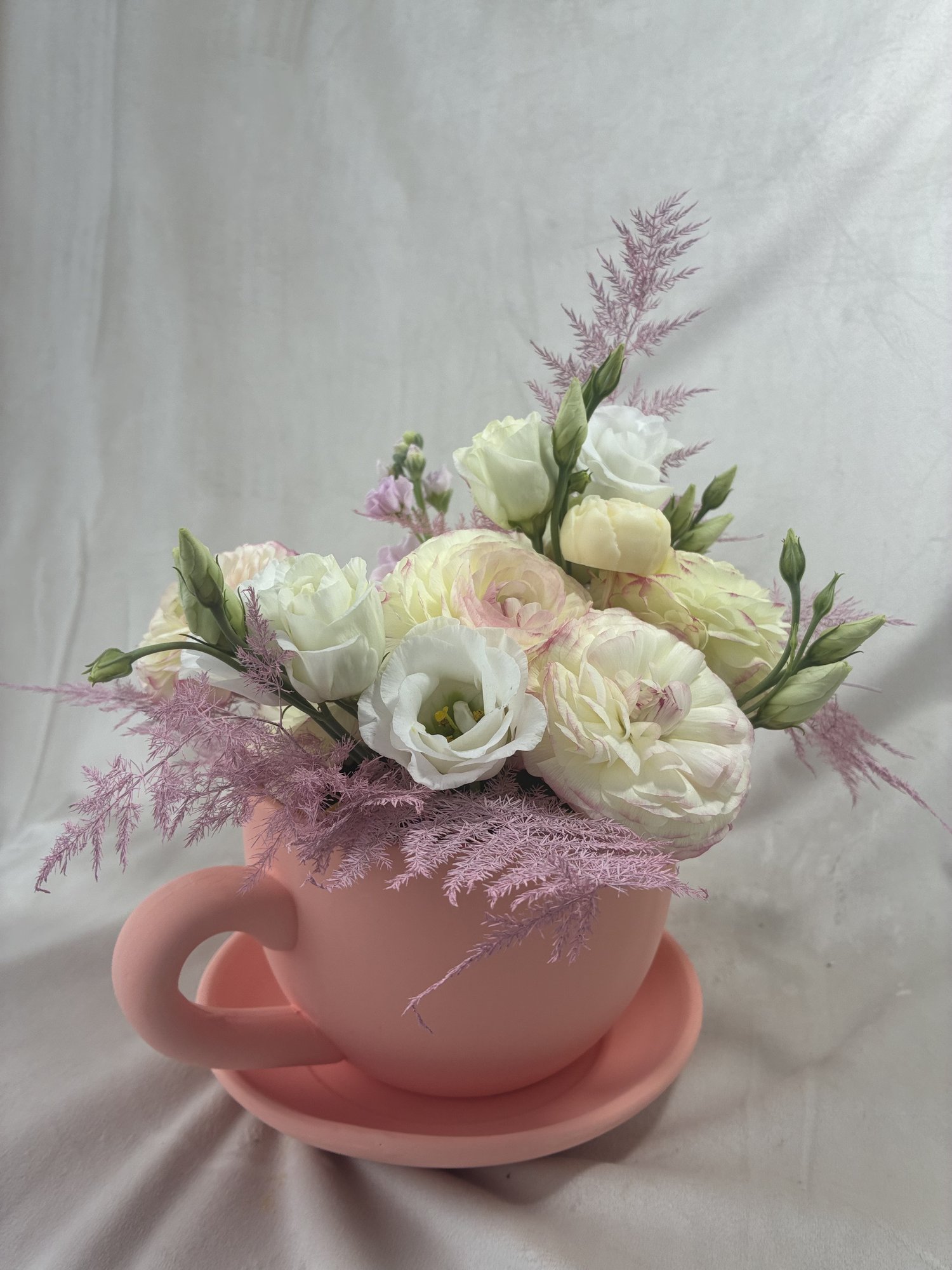 Aranjament Floral în Ceașcă Roz – Ranunculus, Eustoma și Matthiola | Buchet Elegant Cadou