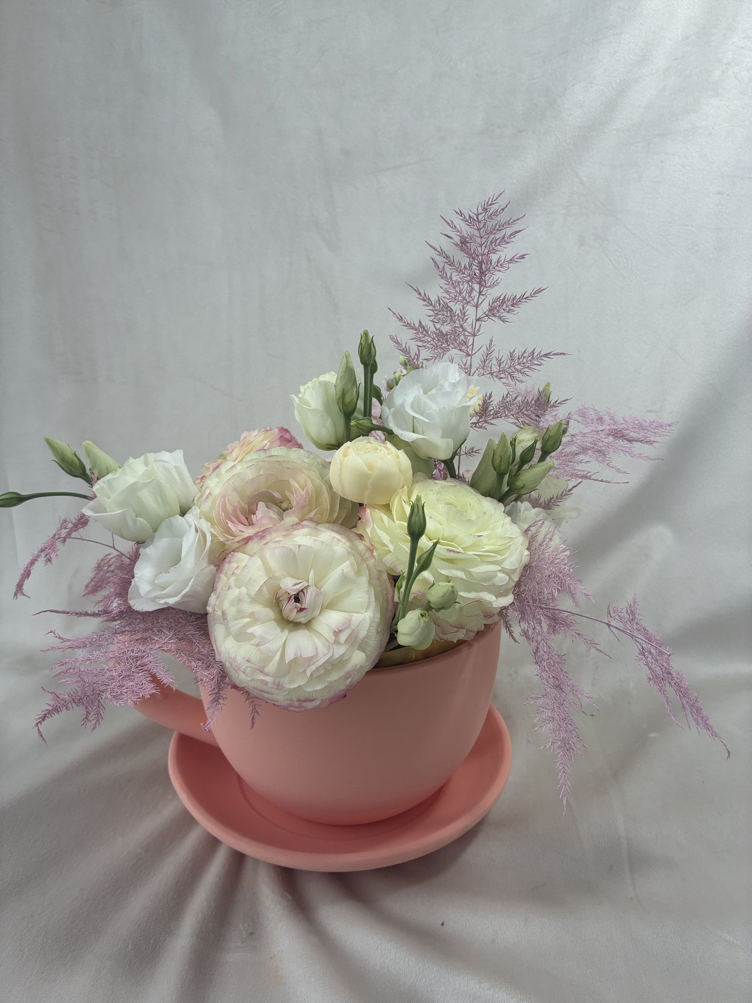 Aranjament Floral în Ceașcă Roz – Ranunculus, Eustoma și Matthiola | Buchet Elegant Cadou - Imagine 2