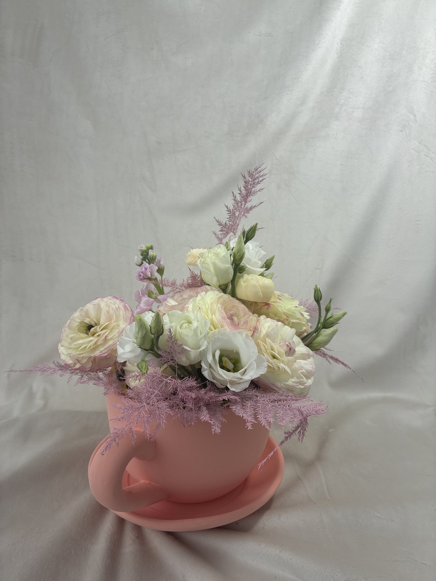 Aranjament Floral în Ceașcă Roz – Ranunculus, Eustoma și Matthiola | Buchet Elegant Cadou - Imagine 3