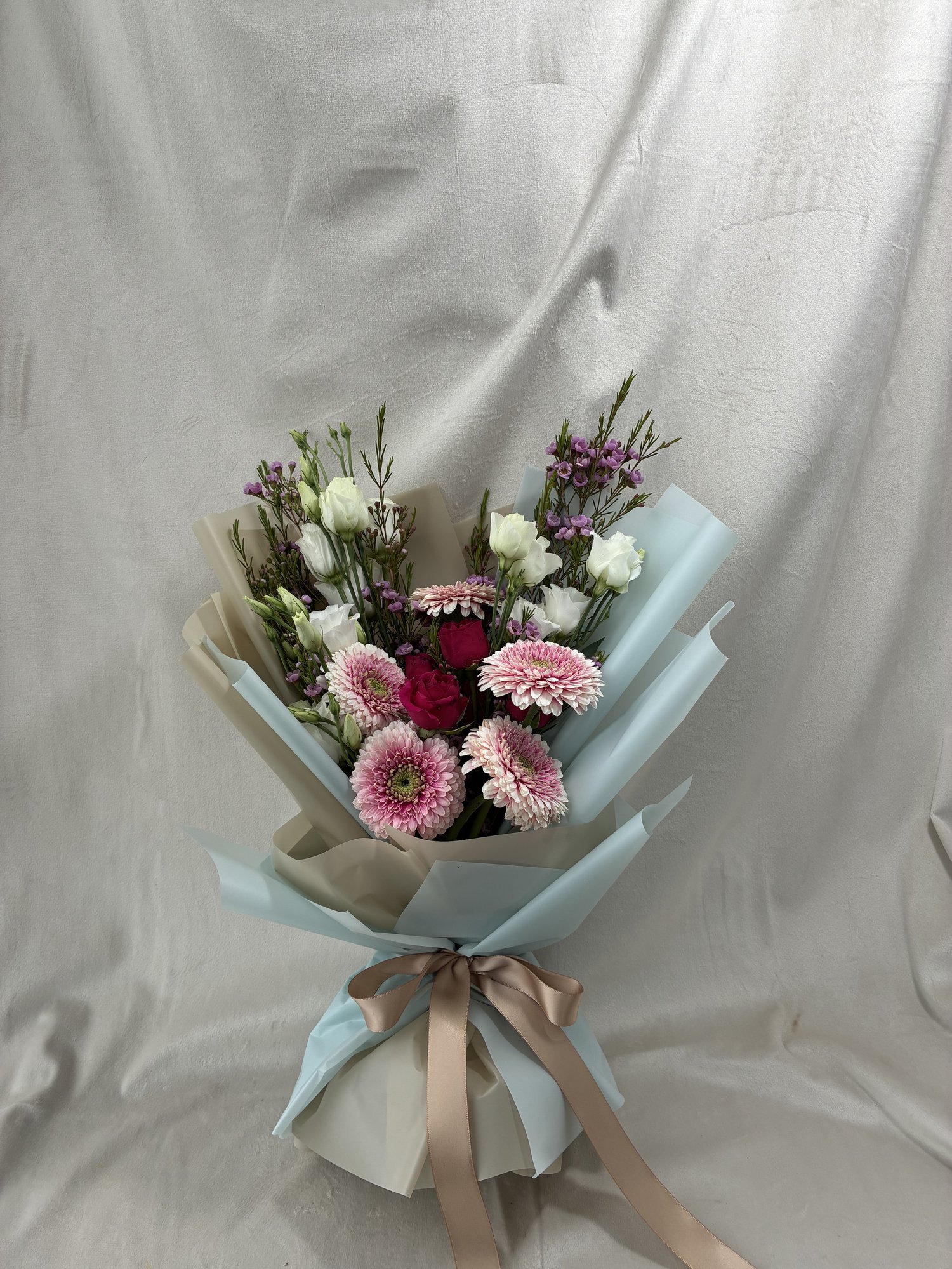 Buchet Elegant cu Gerbera Roz, Mini Trandafiri și Eustoma – Aranjament Floral Premium Cadou