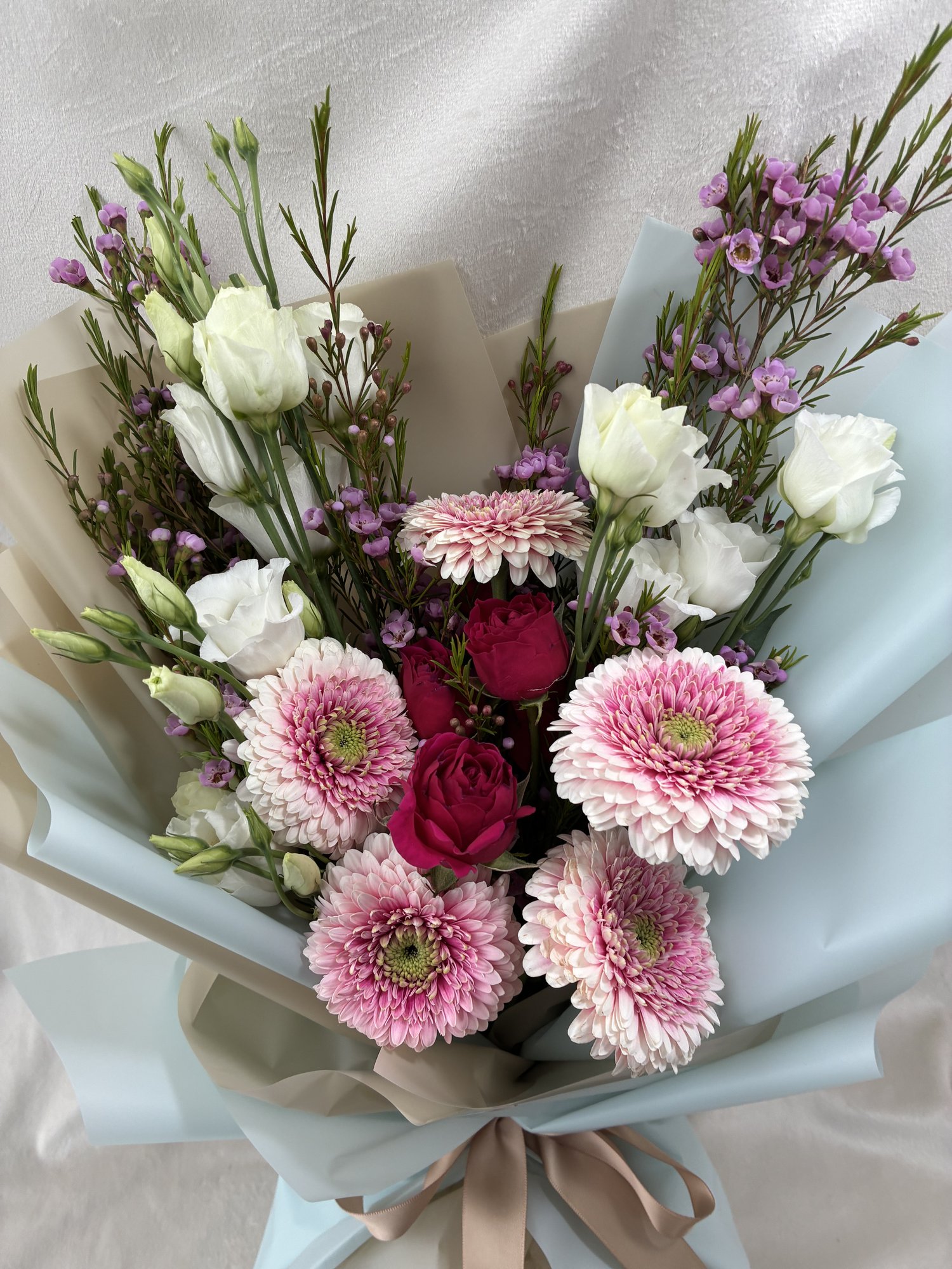 Buchet Elegant cu Gerbera Roz, Mini Trandafiri și Eustoma – Aranjament Floral Premium Cadou - Imagine 2
