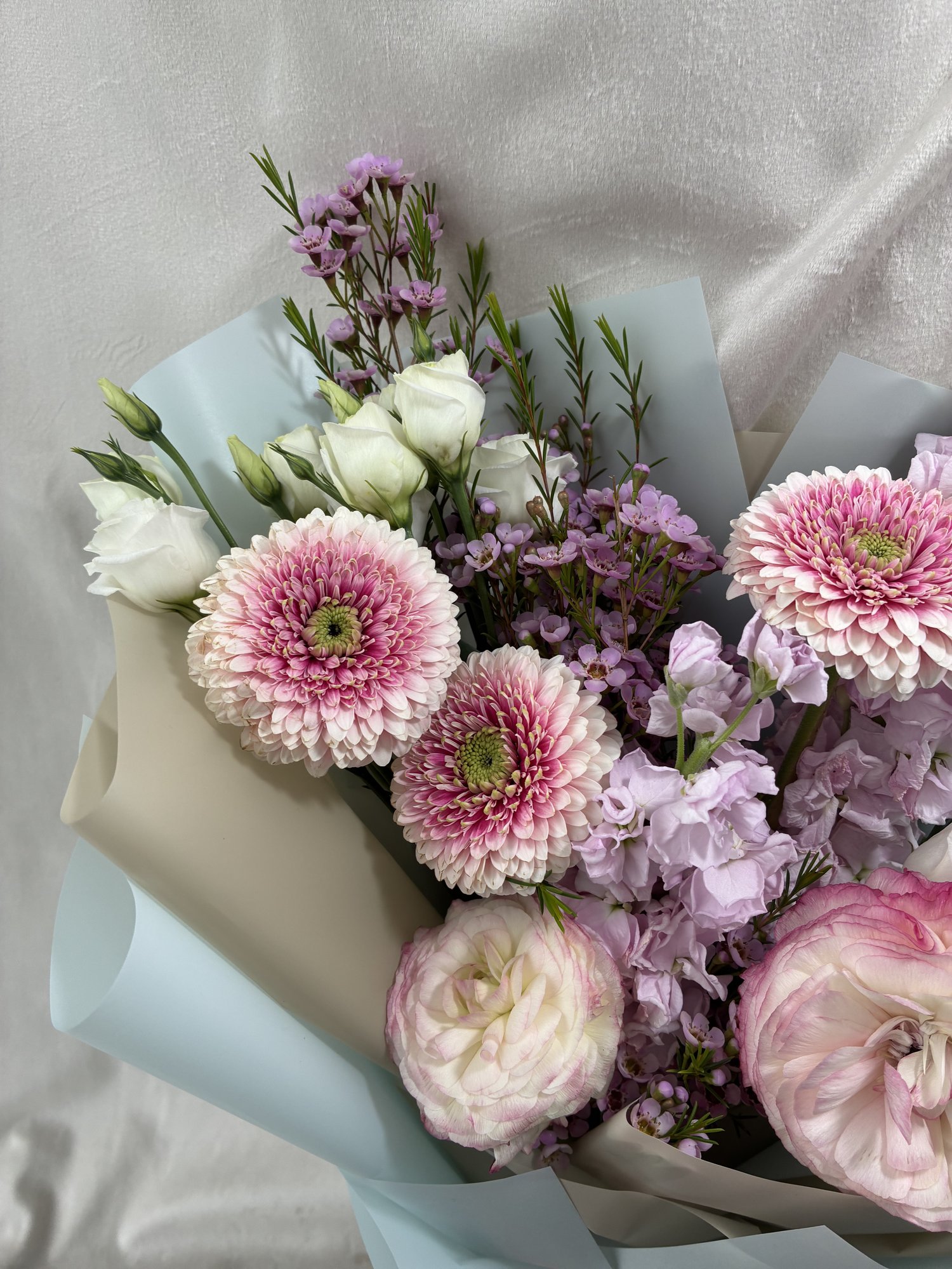 Buchet Elegant cu Gerbera Roz, Mini Trandafiri și Eustoma – Aranjament Floral Premium Cadou - Imagine 3