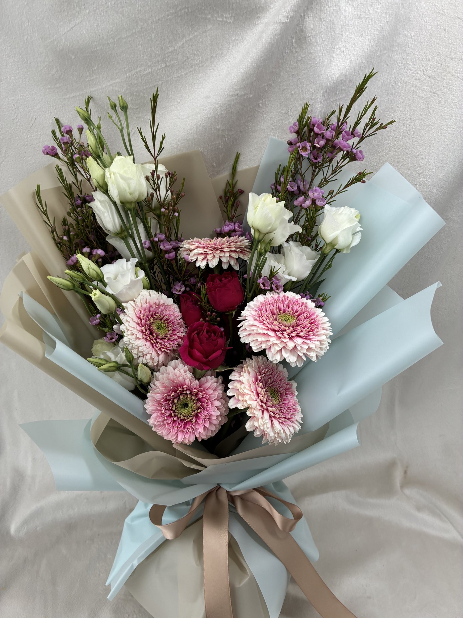 Buchet Elegant cu Gerbera Roz, Mini Trandafiri și Eustoma – Aranjament Floral Premium Cadou - Imagine 4