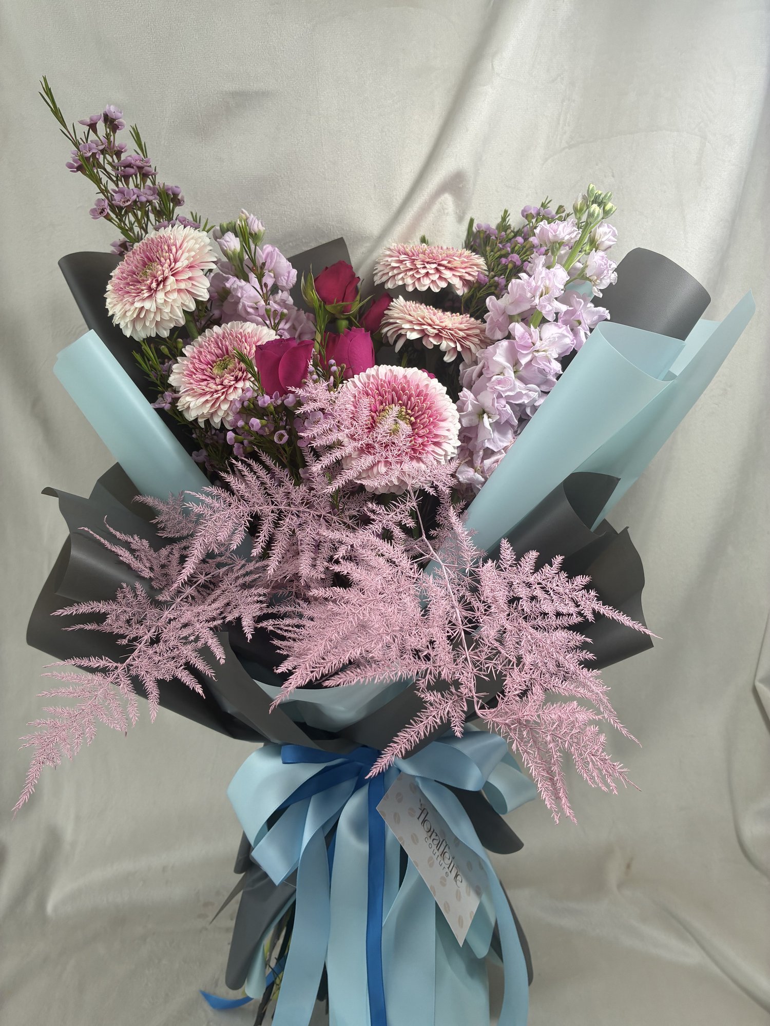 Buchet Premium cu Gerbera Roz, Trandafiri și Matthiola – Aranjament Floral Elegant Cadou