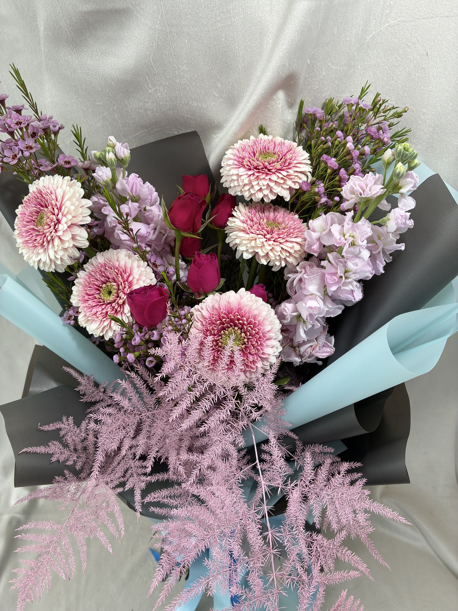 Buchet Premium cu Gerbera Roz, Trandafiri și Matthiola – Aranjament Floral Elegant Cadou - Imagine 2