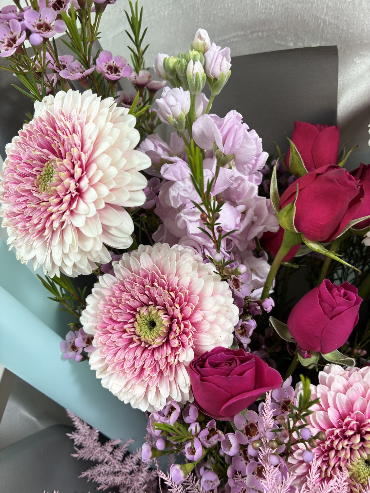 Buchet Premium cu Gerbera Roz, Trandafiri și Matthiola – Aranjament Floral Elegant Cadou - Imagine 3