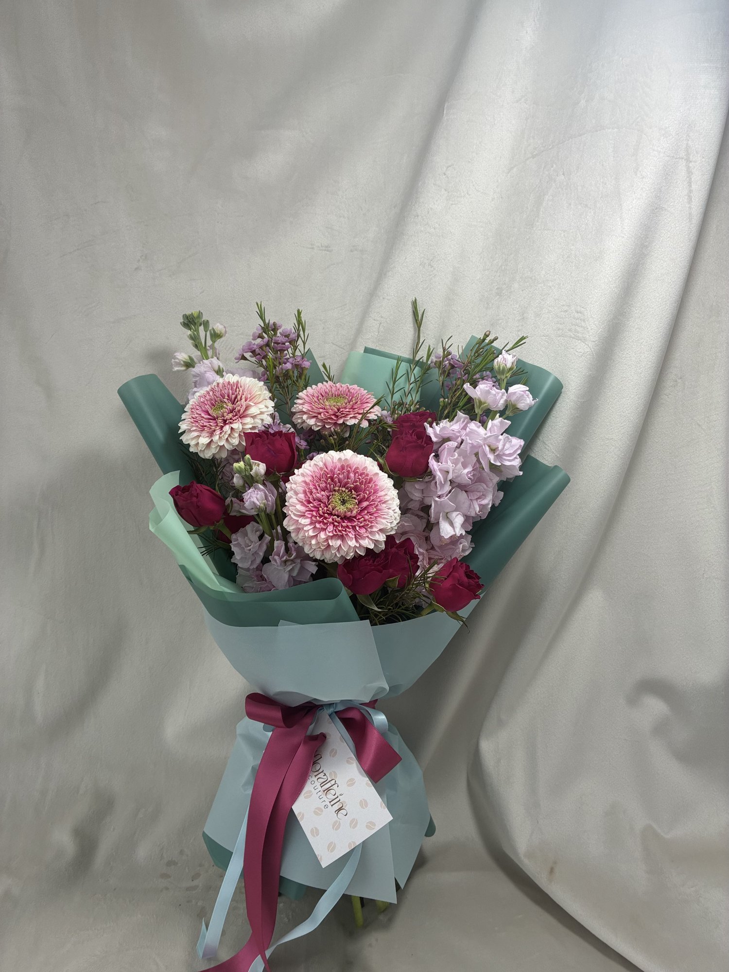 Buchet Floral cu Gerbera Roz și Trandafiri – Aranjament Elegant cu Matthiola și Flori Roz Cadou