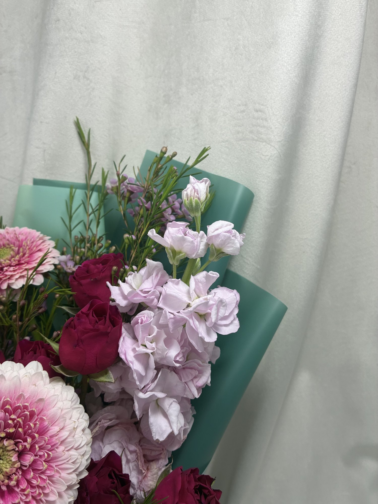 Buchet Floral cu Gerbera Roz și Trandafiri – Aranjament Elegant cu Matthiola și Flori Roz Cadou - Imagine 3