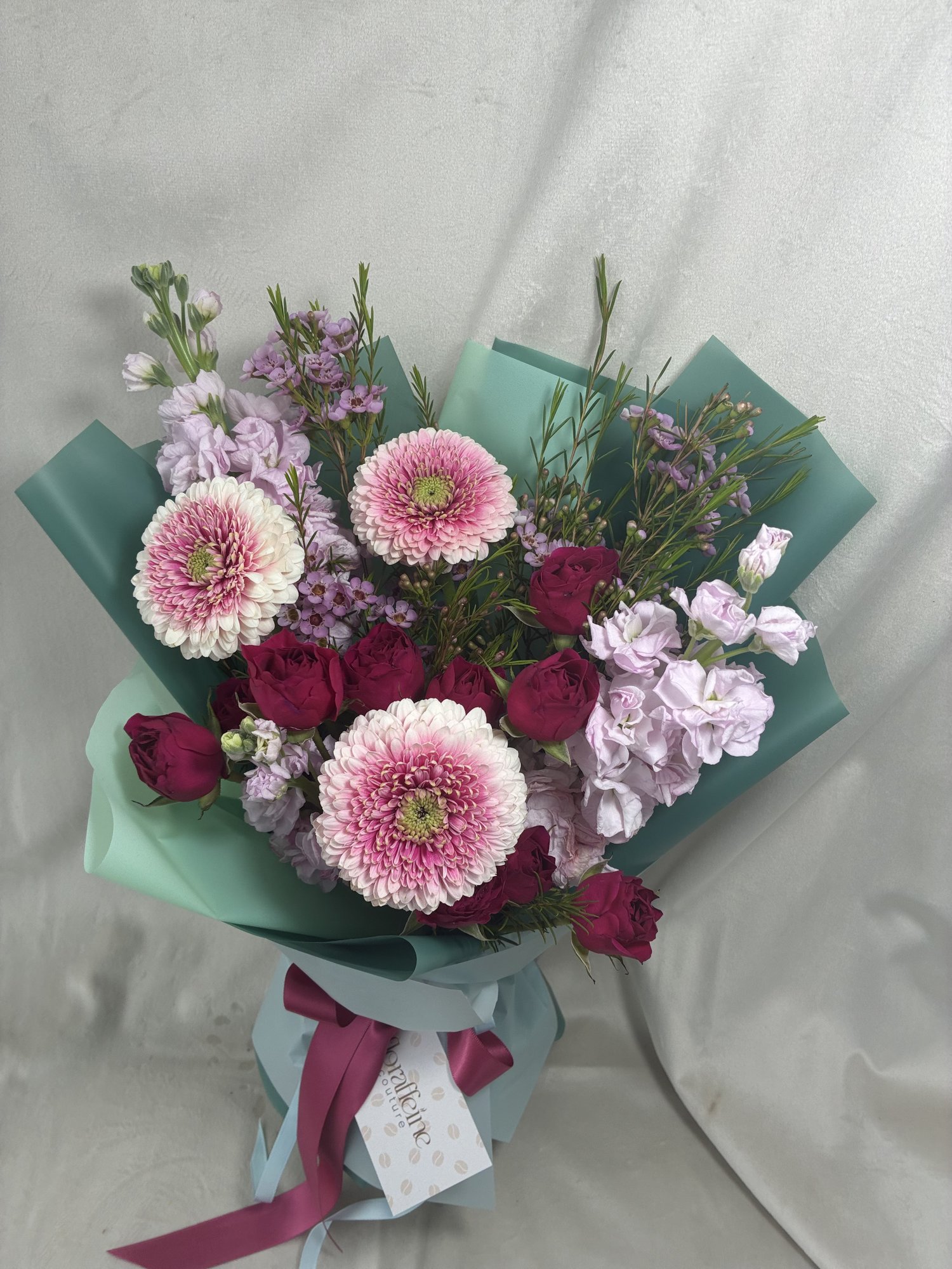 Buchet Floral cu Gerbera Roz și Trandafiri – Aranjament Elegant cu Matthiola și Flori Roz Cadou - Imagine 4