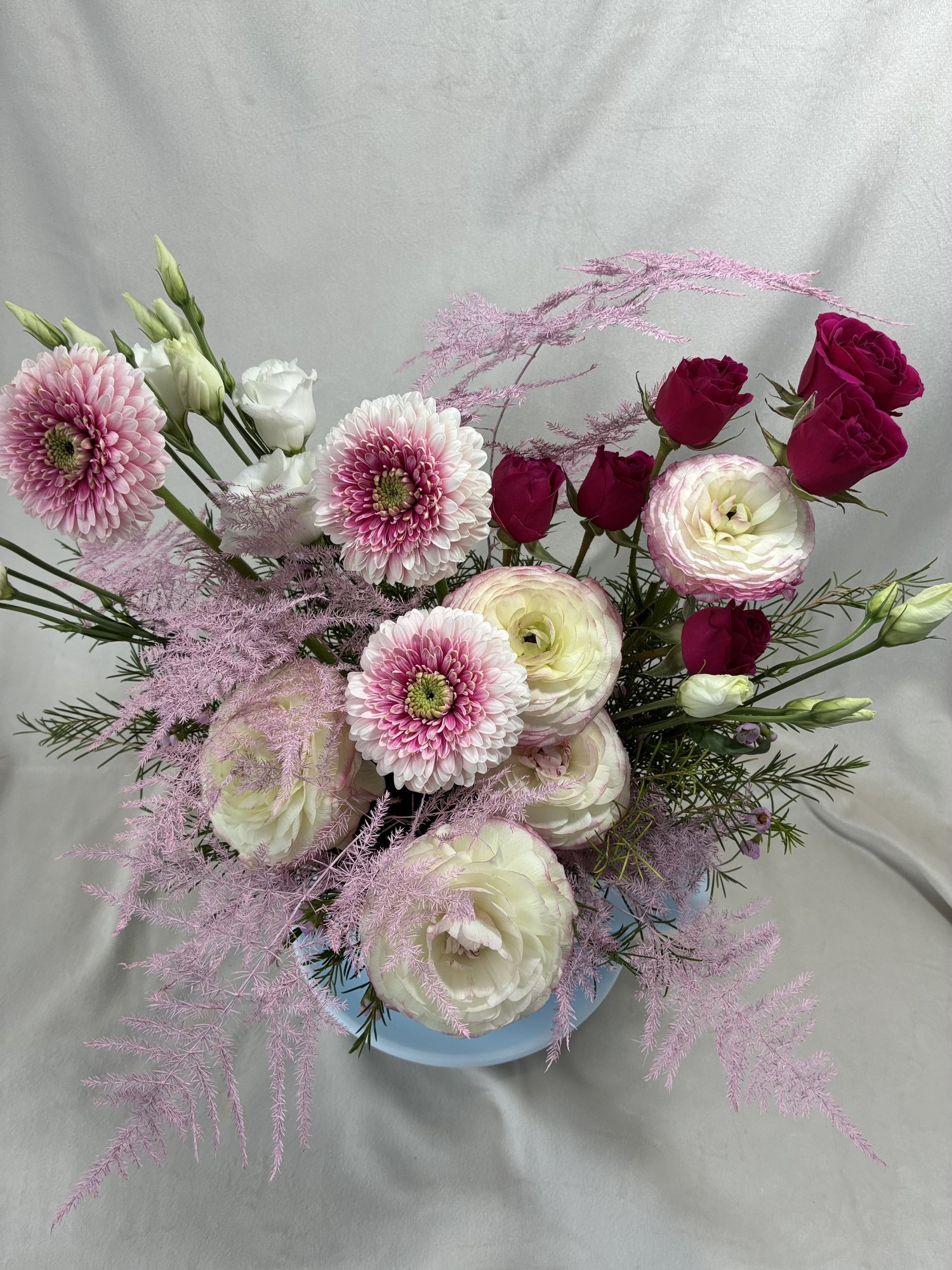 Aranjament Floral în Ceașcă Albastră – Ranunculus, Gerbera și Trandafiri | Cadou Elegant Premium - Imagine 2