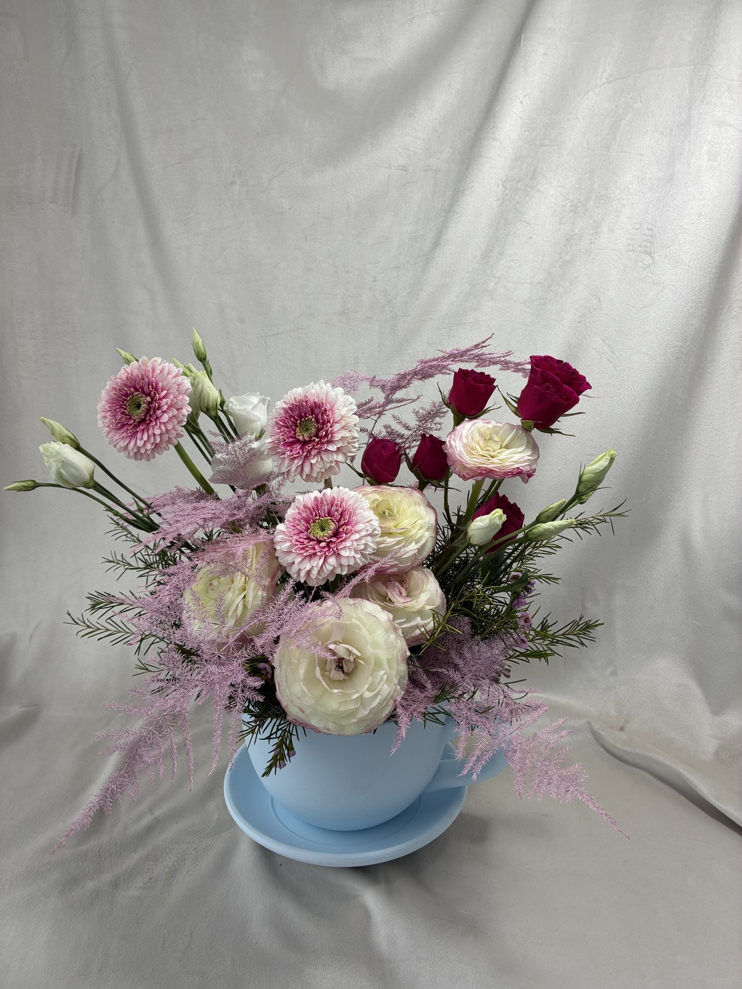 Aranjament Floral în Ceașcă Albastră – Ranunculus, Gerbera și Trandafiri | Cadou Elegant Premium - Imagine 4