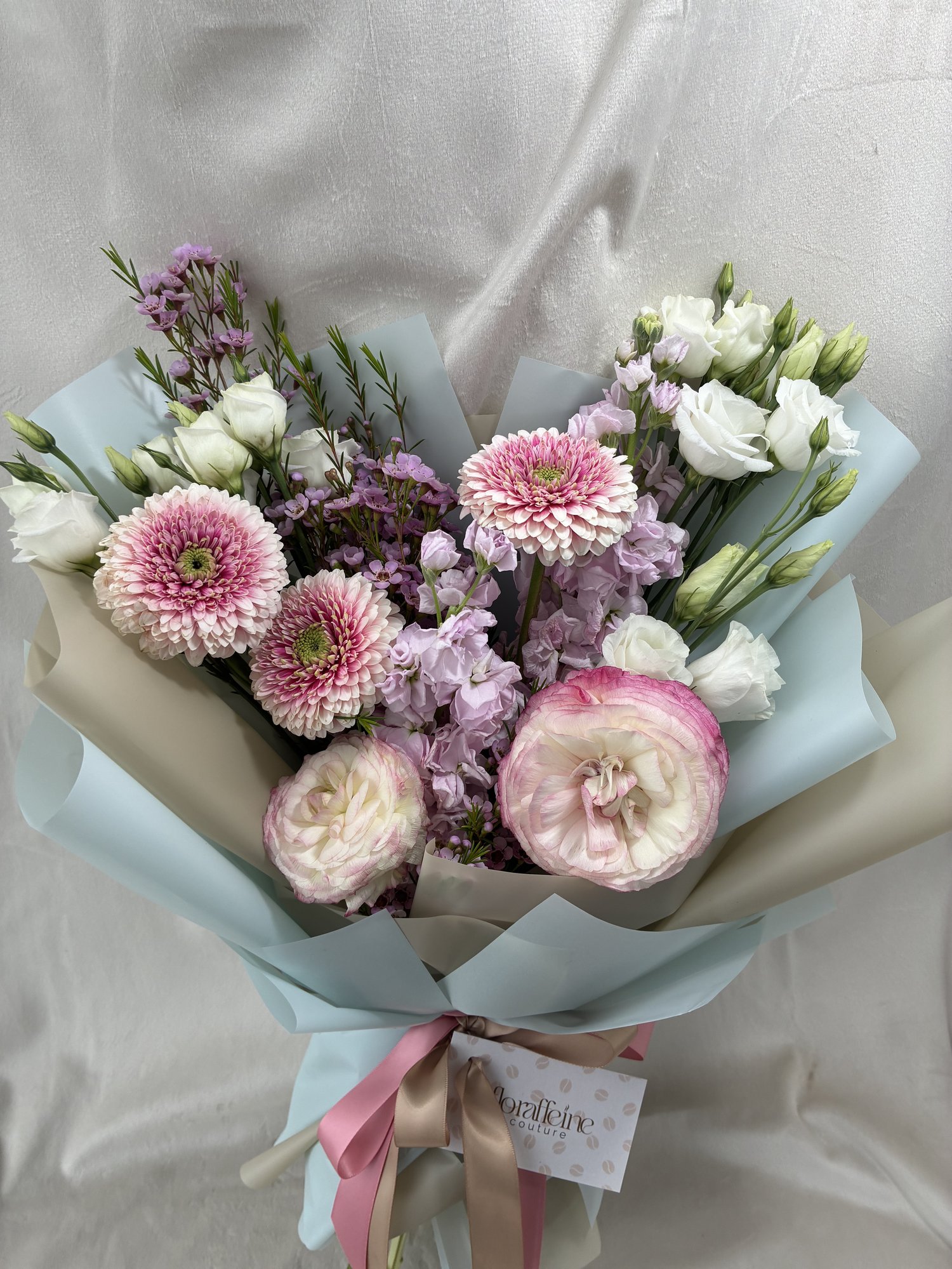 Buchet Elegant cu Ranunculus, Gerbera și Eustoma – Aranjament Floral Pastel Cadou Premium
