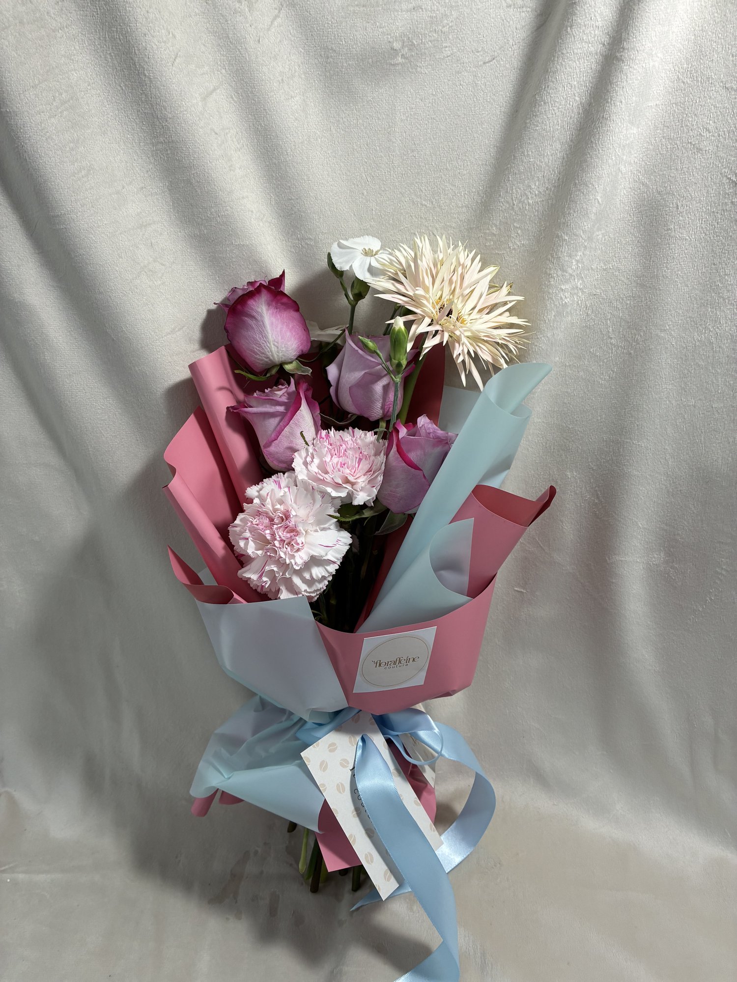 Blush Harmony – Buchet pastel cu trandafiri și accente delicate - Imagine 2