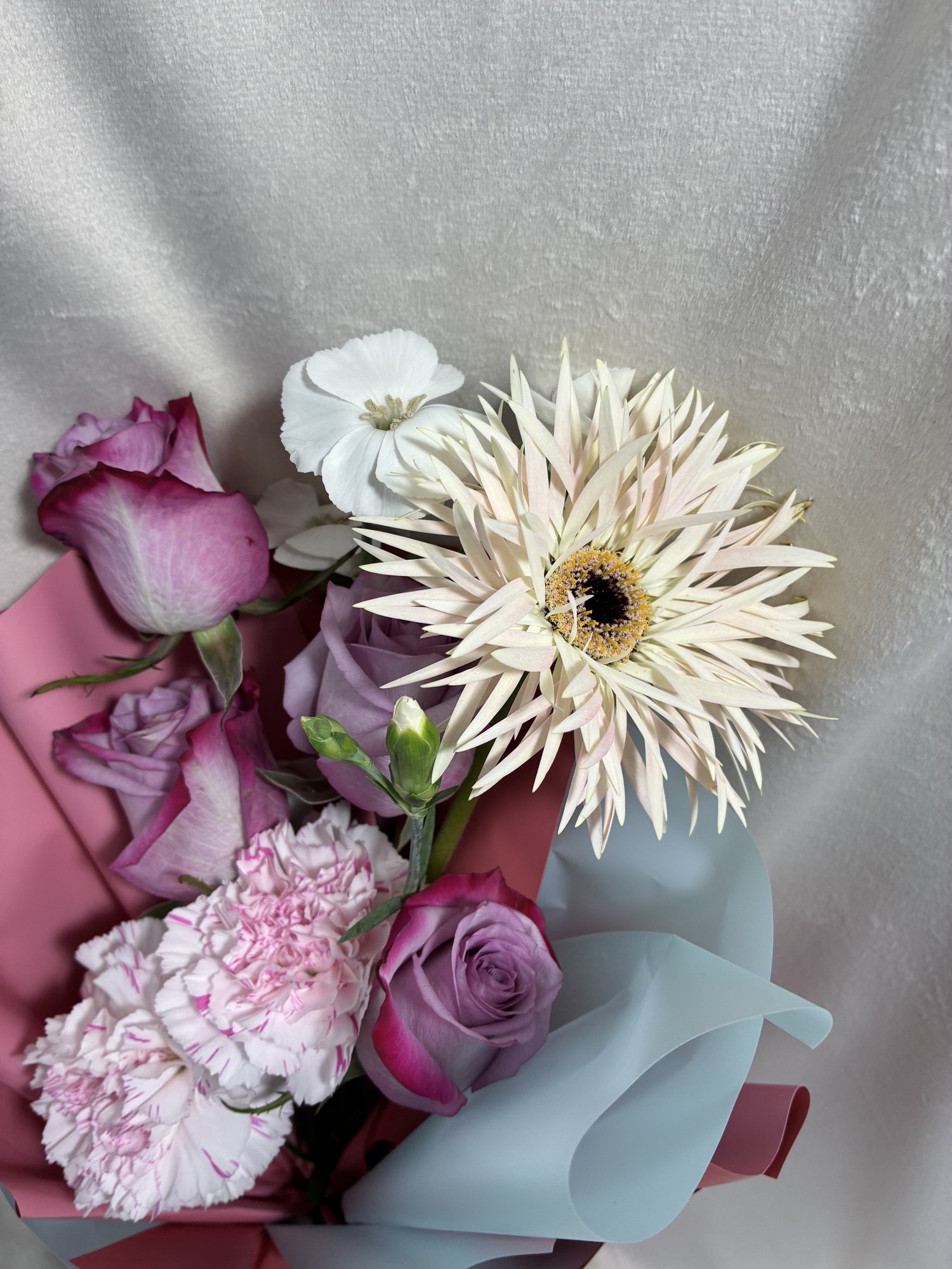 Blush Harmony – Buchet pastel cu trandafiri și accente delicate - Imagine 3