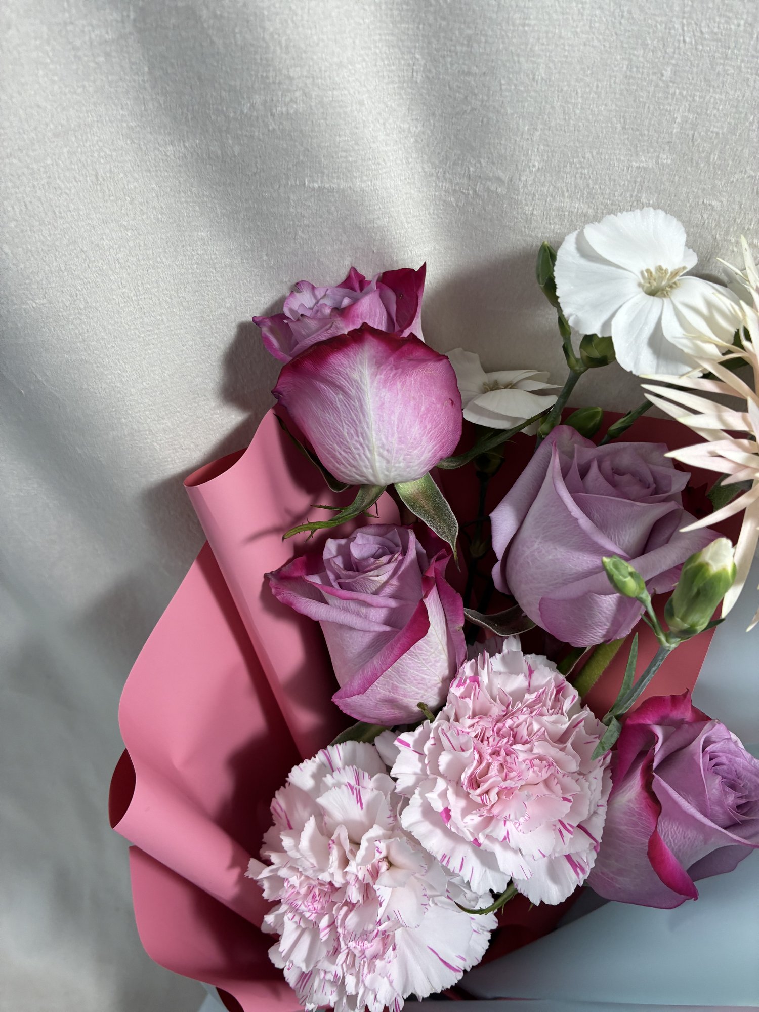 Blush Harmony – Buchet pastel cu trandafiri și accente delicate - Imagine 4
