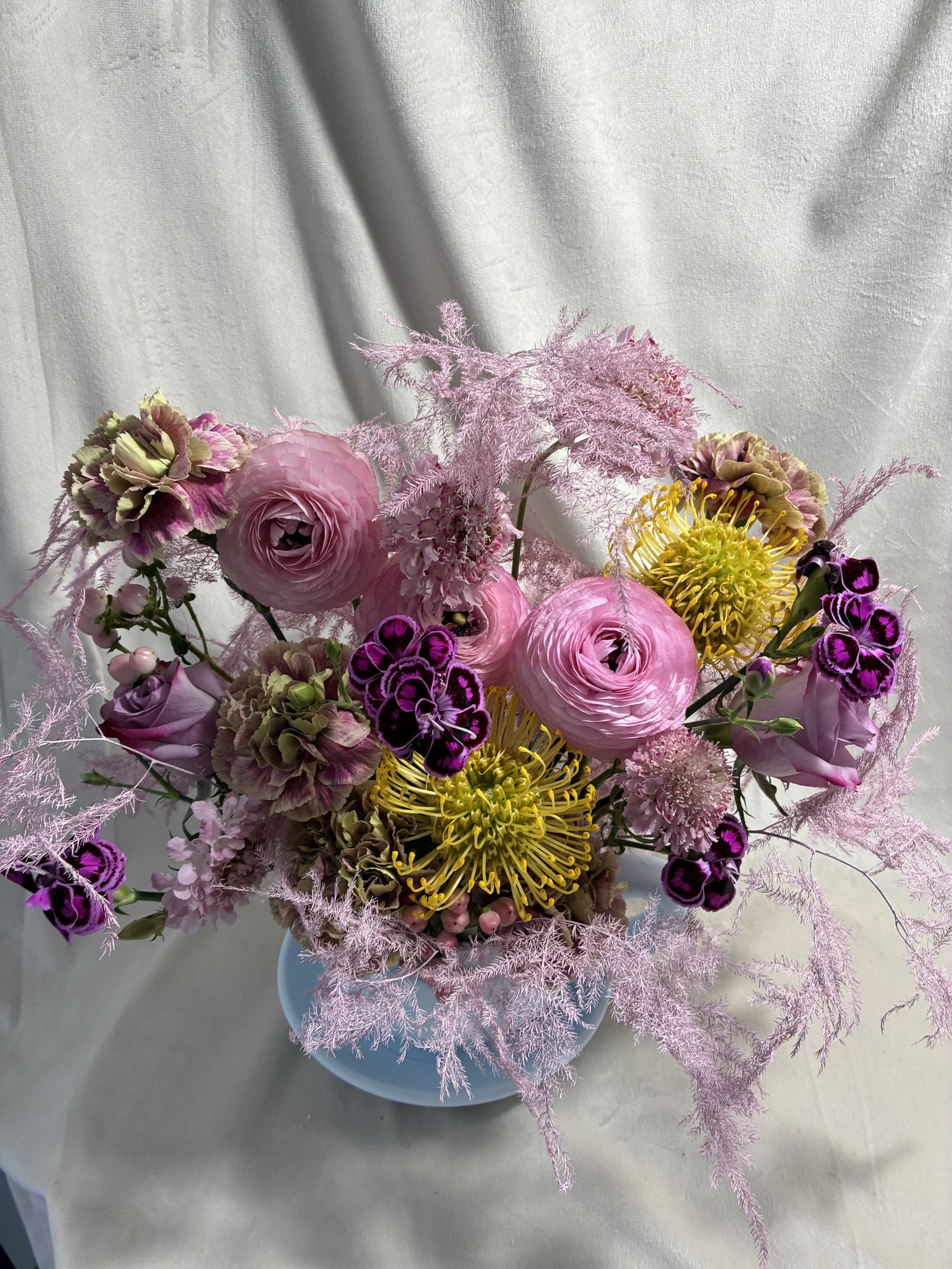 Pastel Reverie – Aranjament floral în ceașcă cu ranunculus și accente exotice - Imagine 2