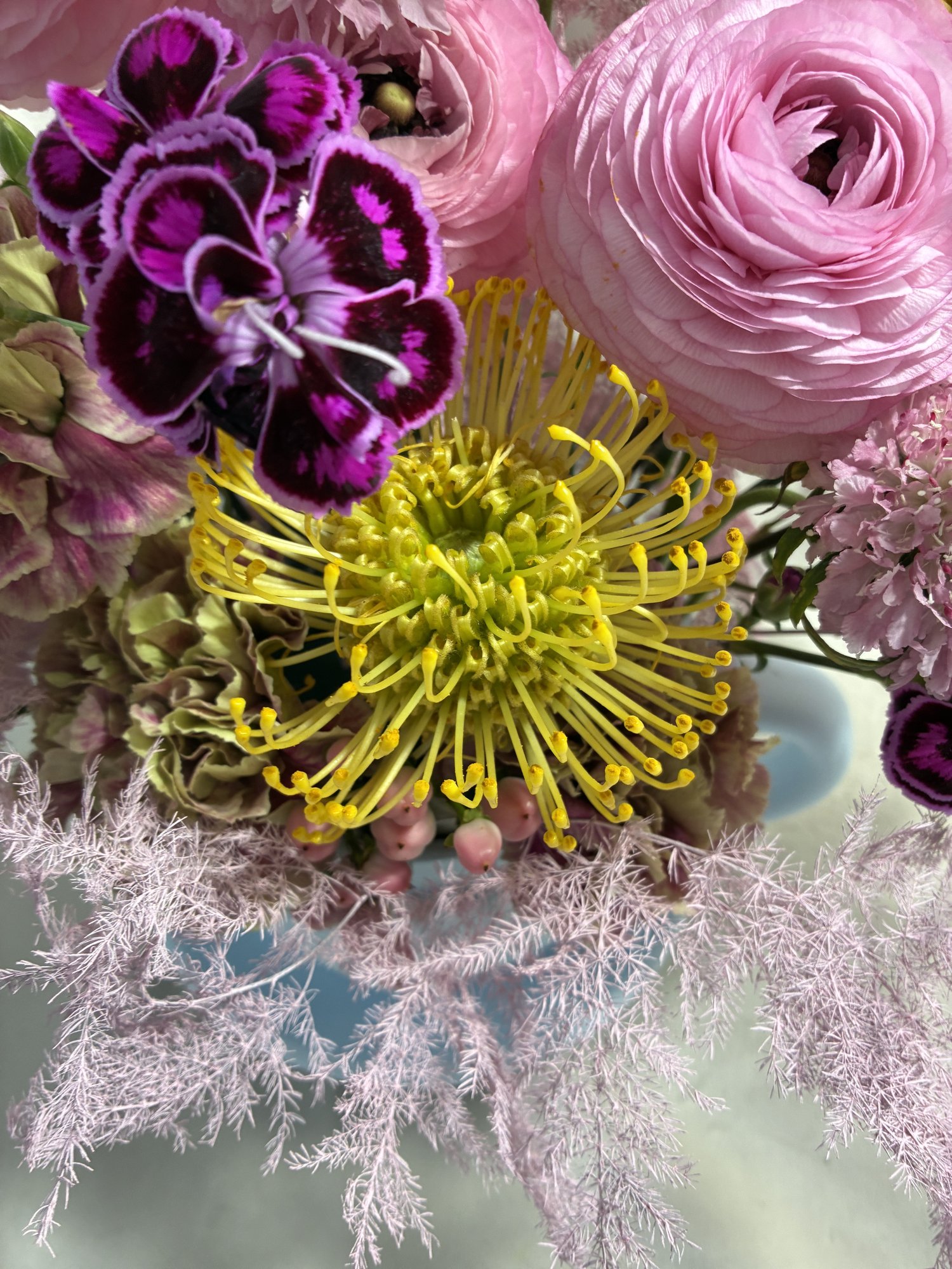 Pastel Reverie – Aranjament floral în ceașcă cu ranunculus și accente exotice - Imagine 3
