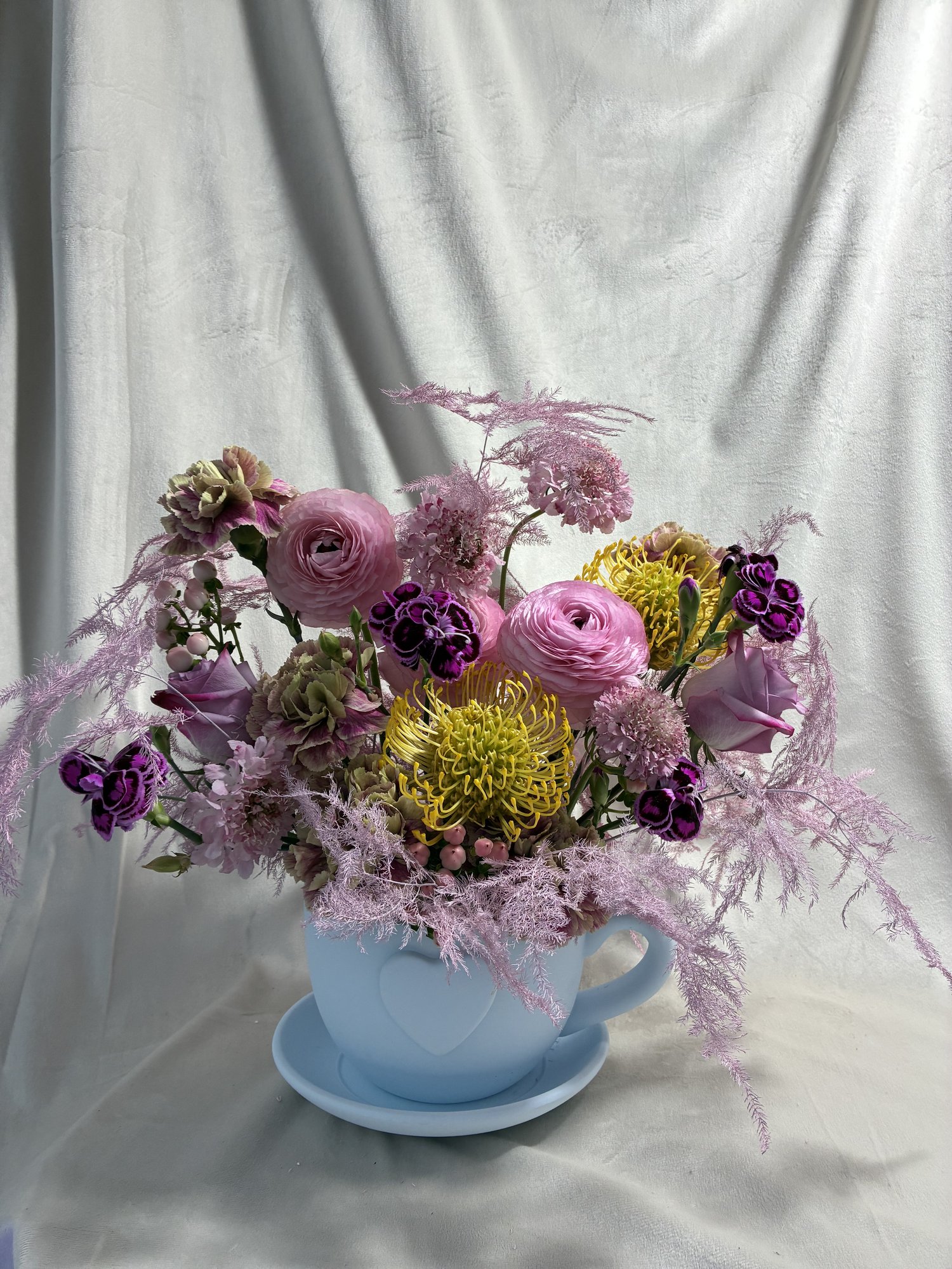 Pastel Reverie – Aranjament floral în ceașcă cu ranunculus și accente exotice - Imagine 4