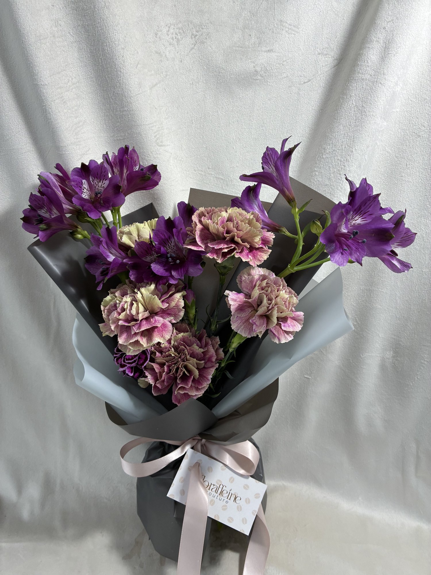 Velvet Plum – Buchet elegant cu alstroemeria și garoafe premium