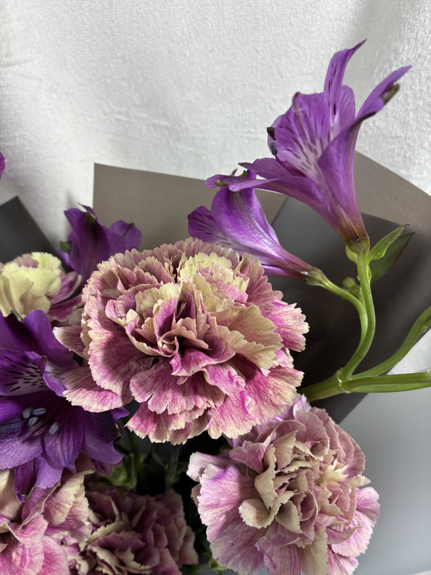 Velvet Plum – Buchet elegant cu alstroemeria și garoafe premium - Imagine 2