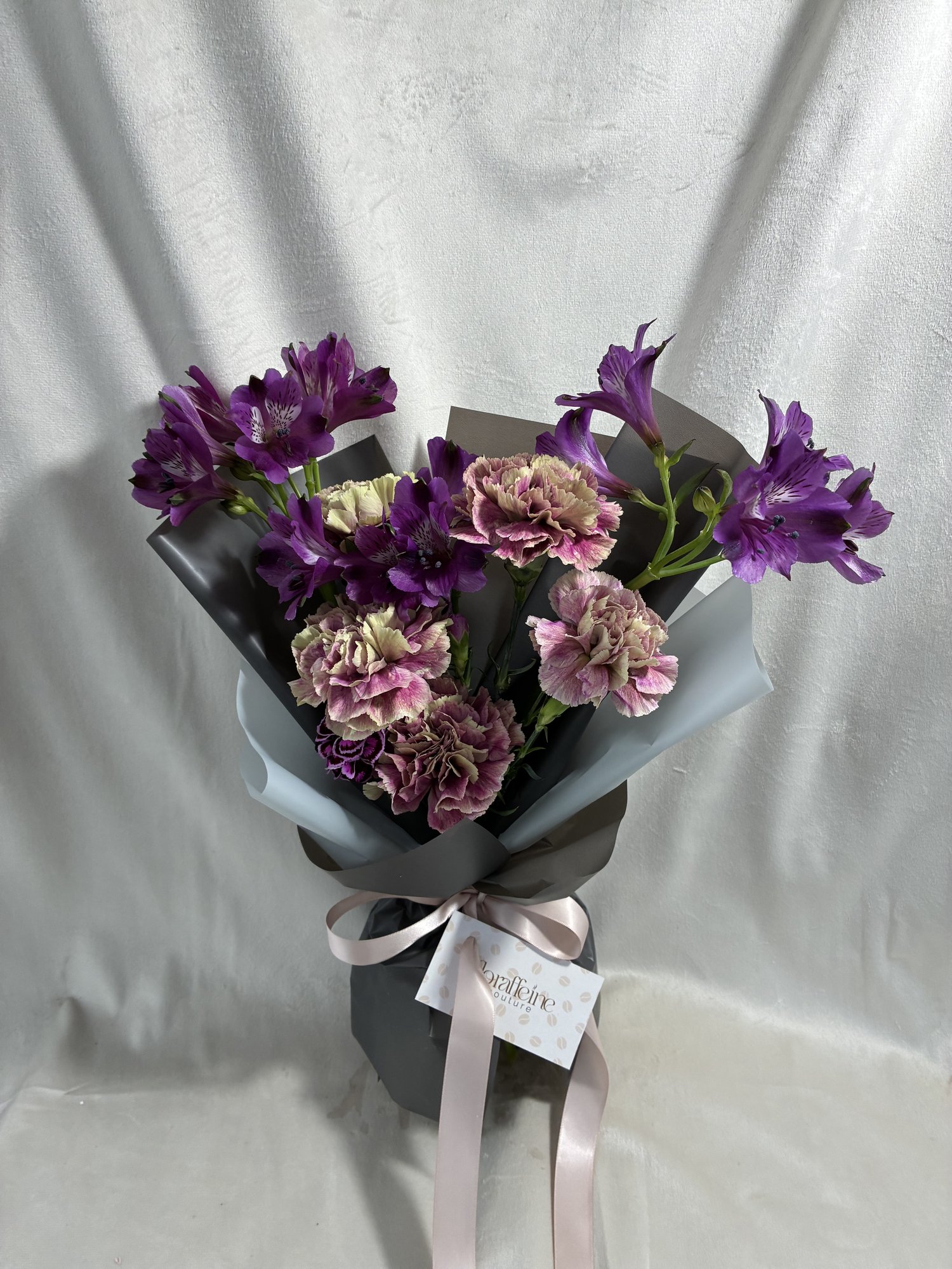 Velvet Plum – Buchet elegant cu alstroemeria și garoafe premium - Imagine 4