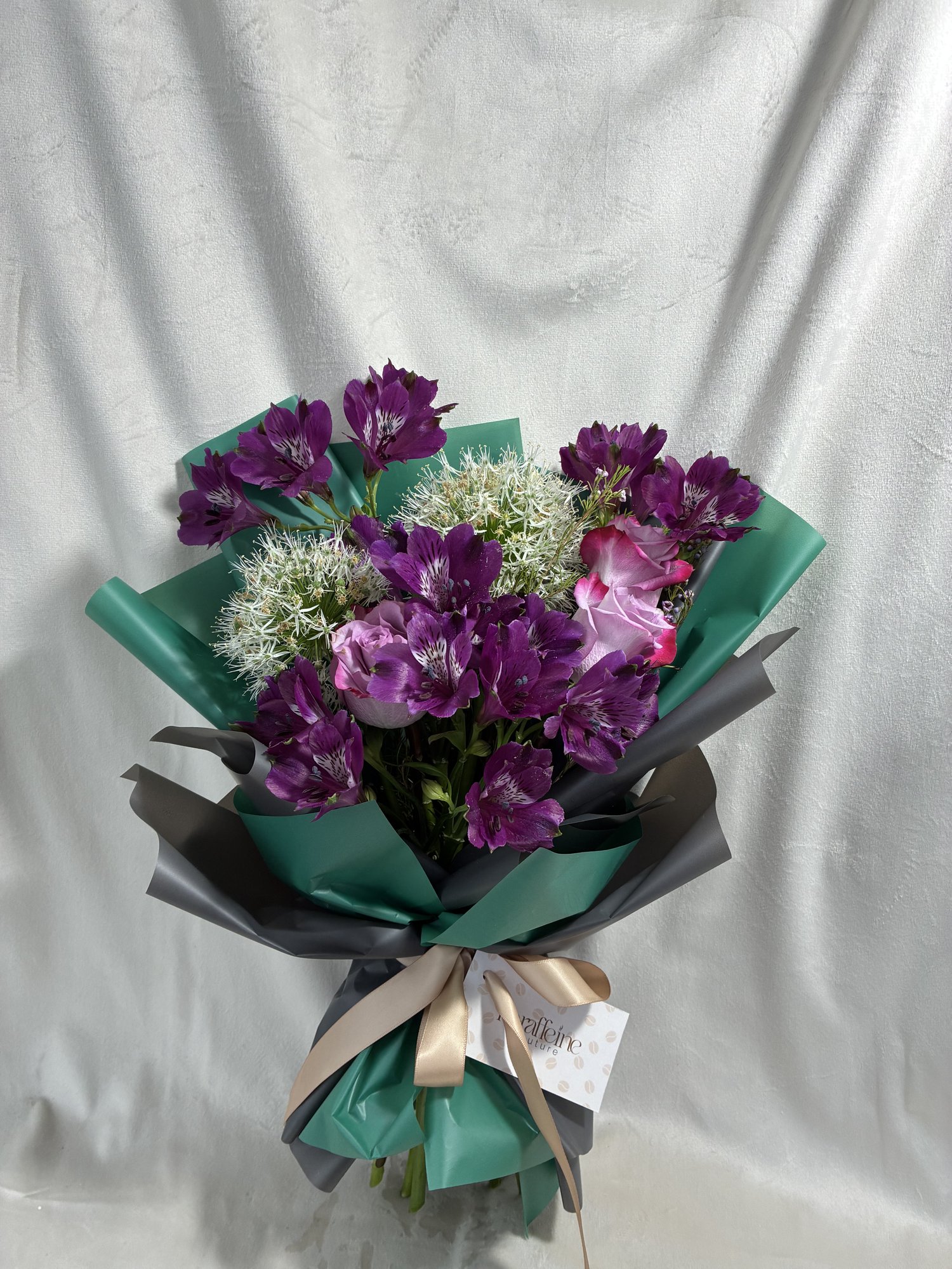Emerald Bloom – Buchet vibrant cu alstroemeria și accente albe