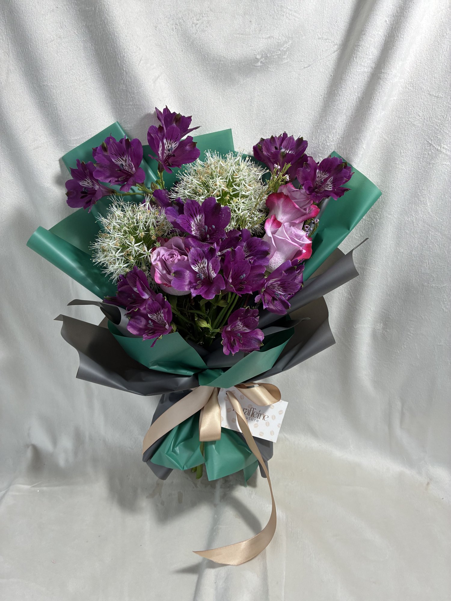 Emerald Bloom – Buchet vibrant cu alstroemeria și accente albe - Imagine 2