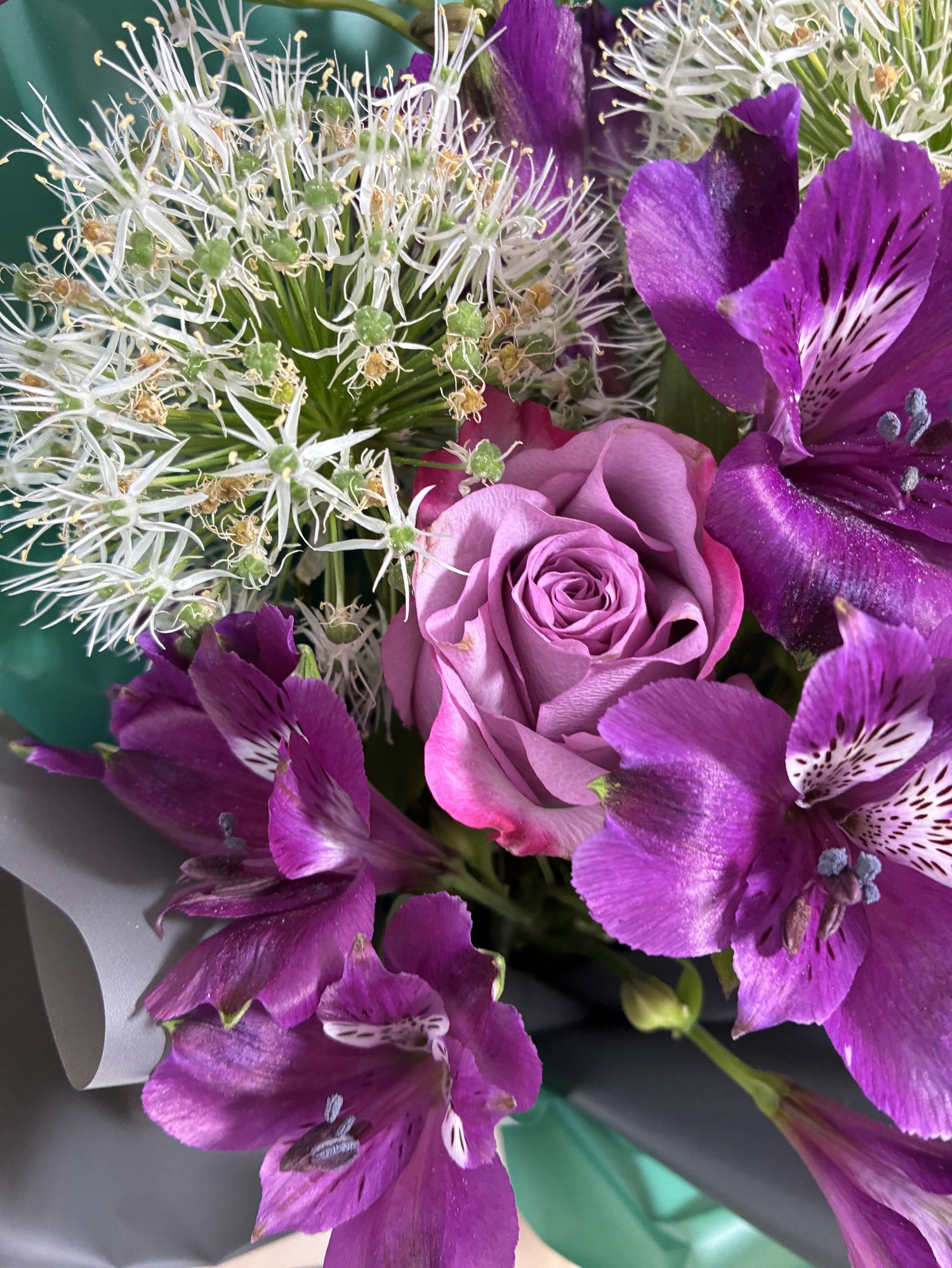 Emerald Bloom – Buchet vibrant cu alstroemeria și accente albe - Imagine 3