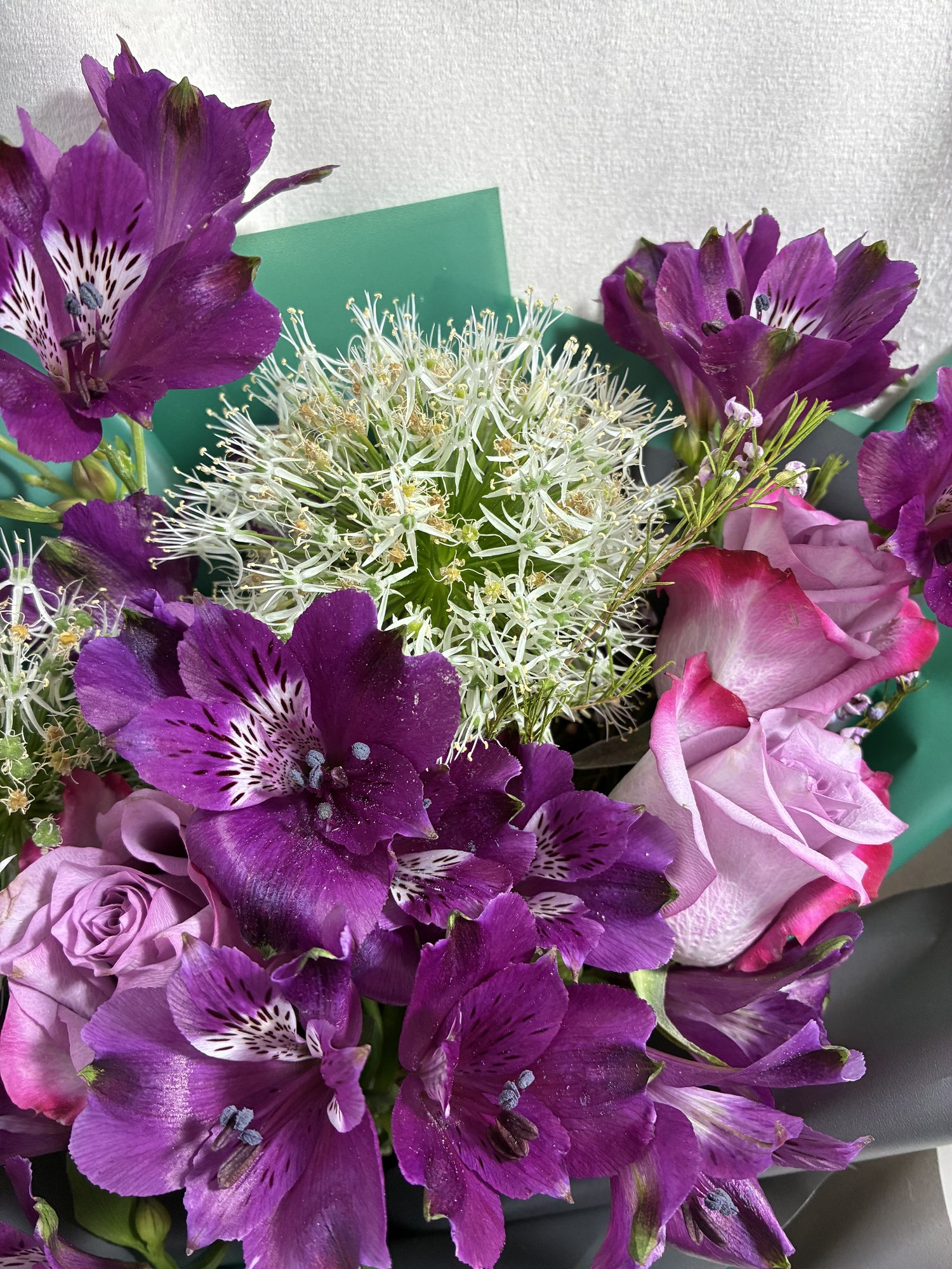Emerald Bloom – Buchet vibrant cu alstroemeria și accente albe - Imagine 4