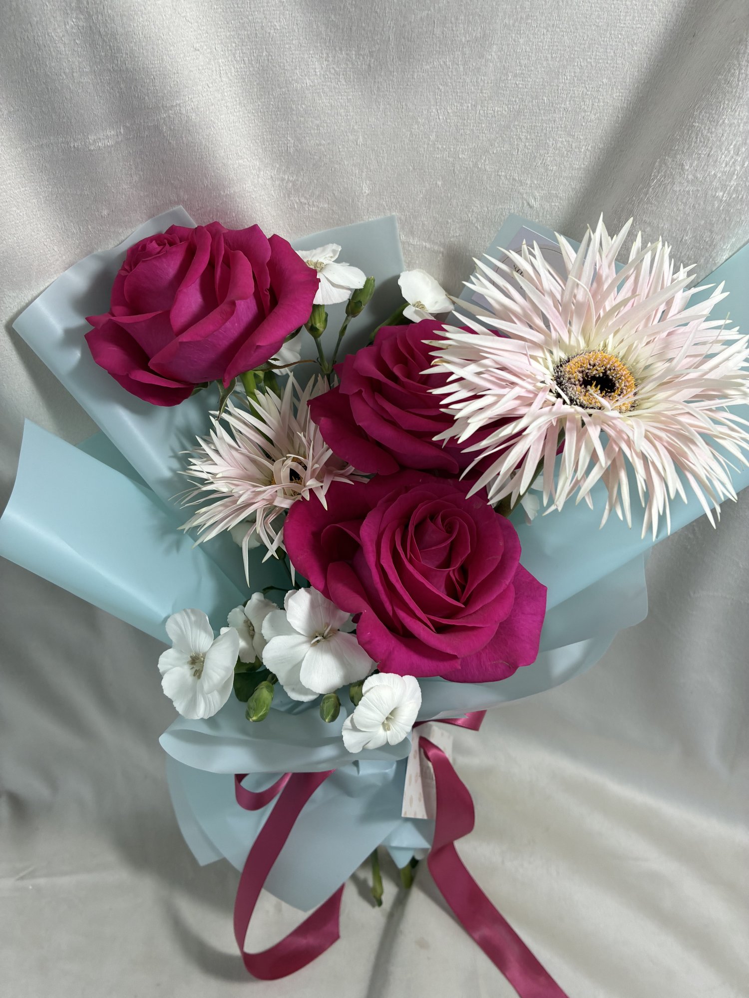 Blush Elegance – Buchet cu trandafiri roz și gerbera premium