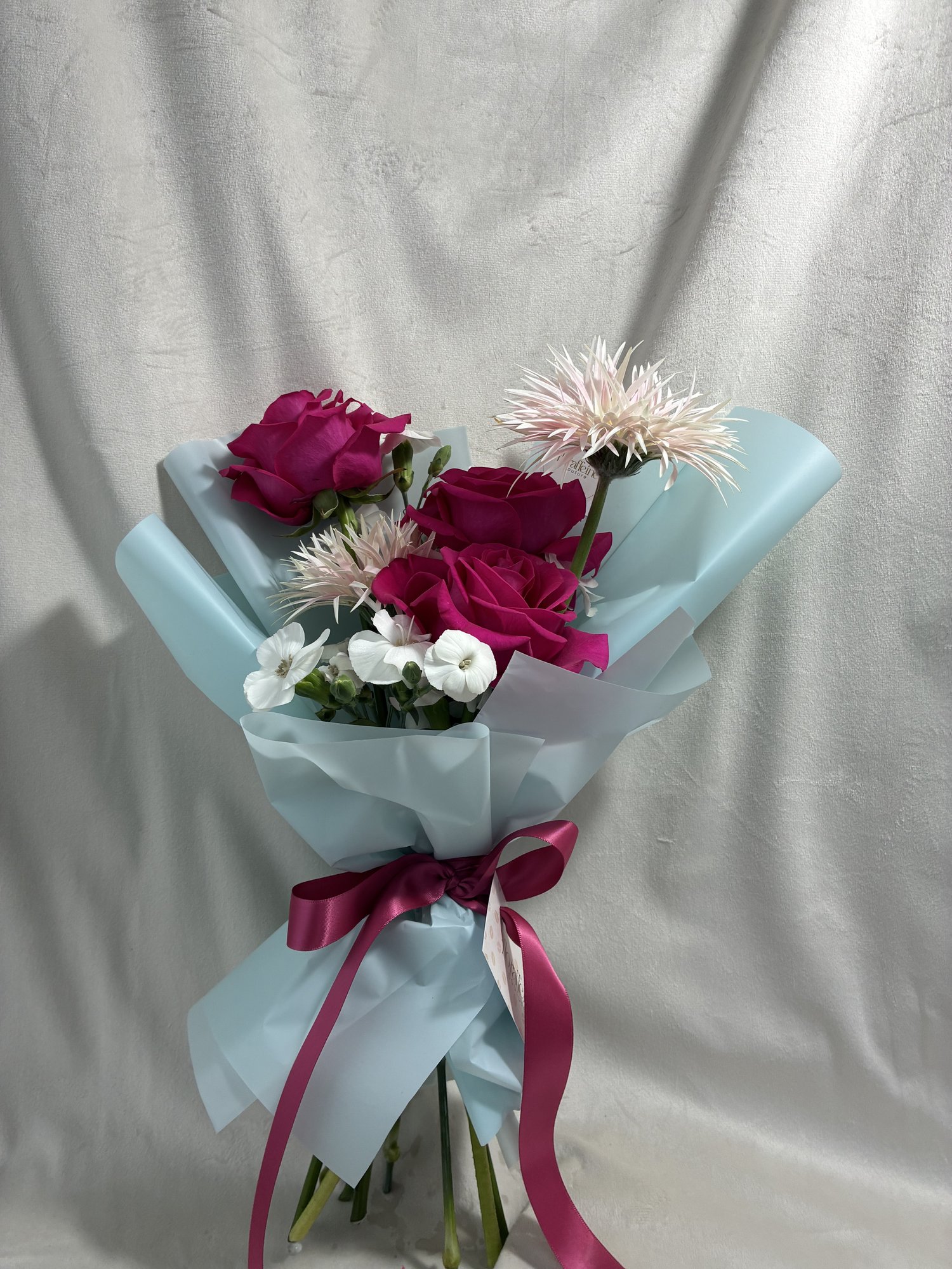 Blush Elegance – Buchet cu trandafiri roz și gerbera premium - Imagine 2