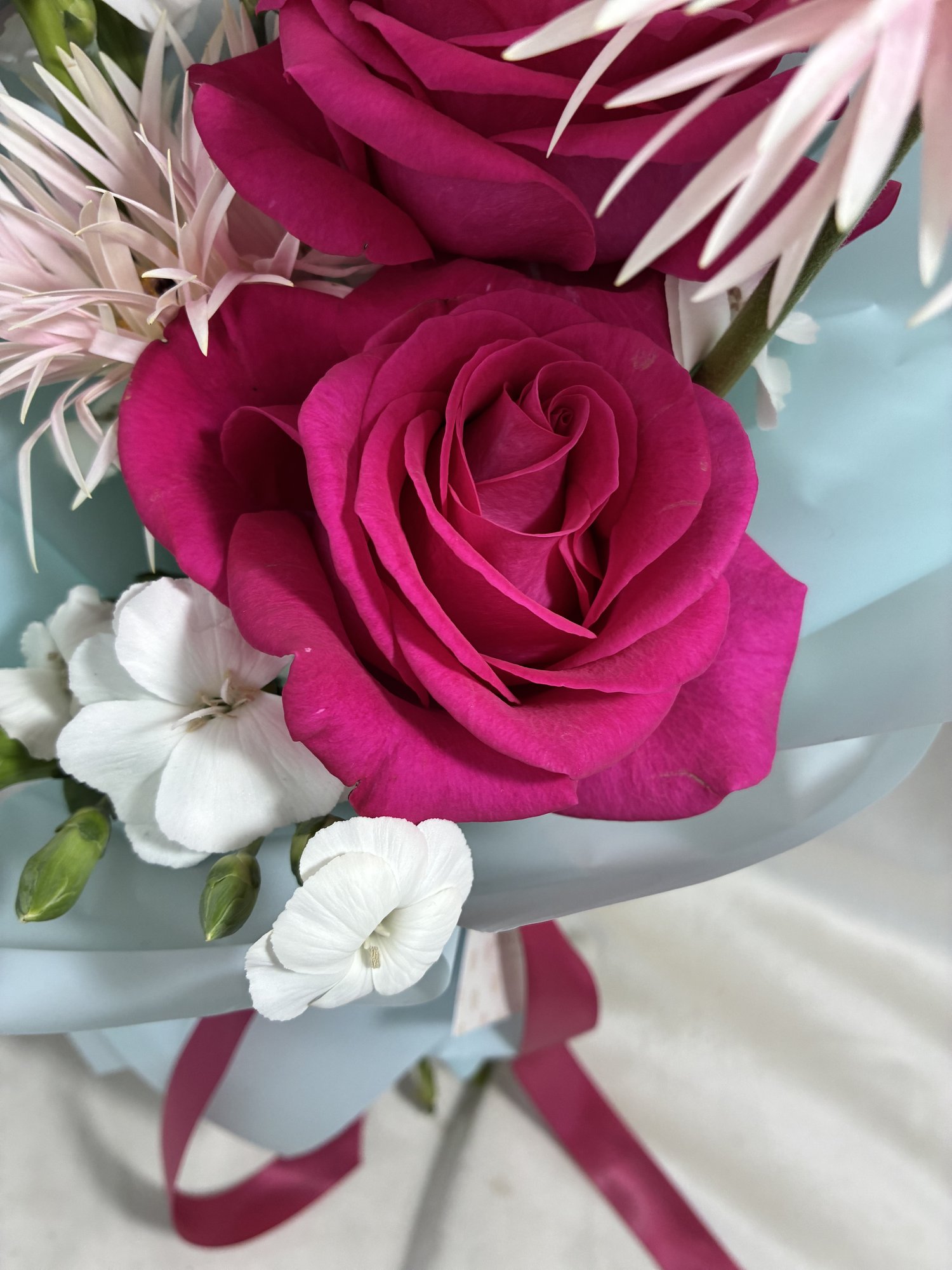 Blush Elegance – Buchet cu trandafiri roz și gerbera premium - Imagine 3