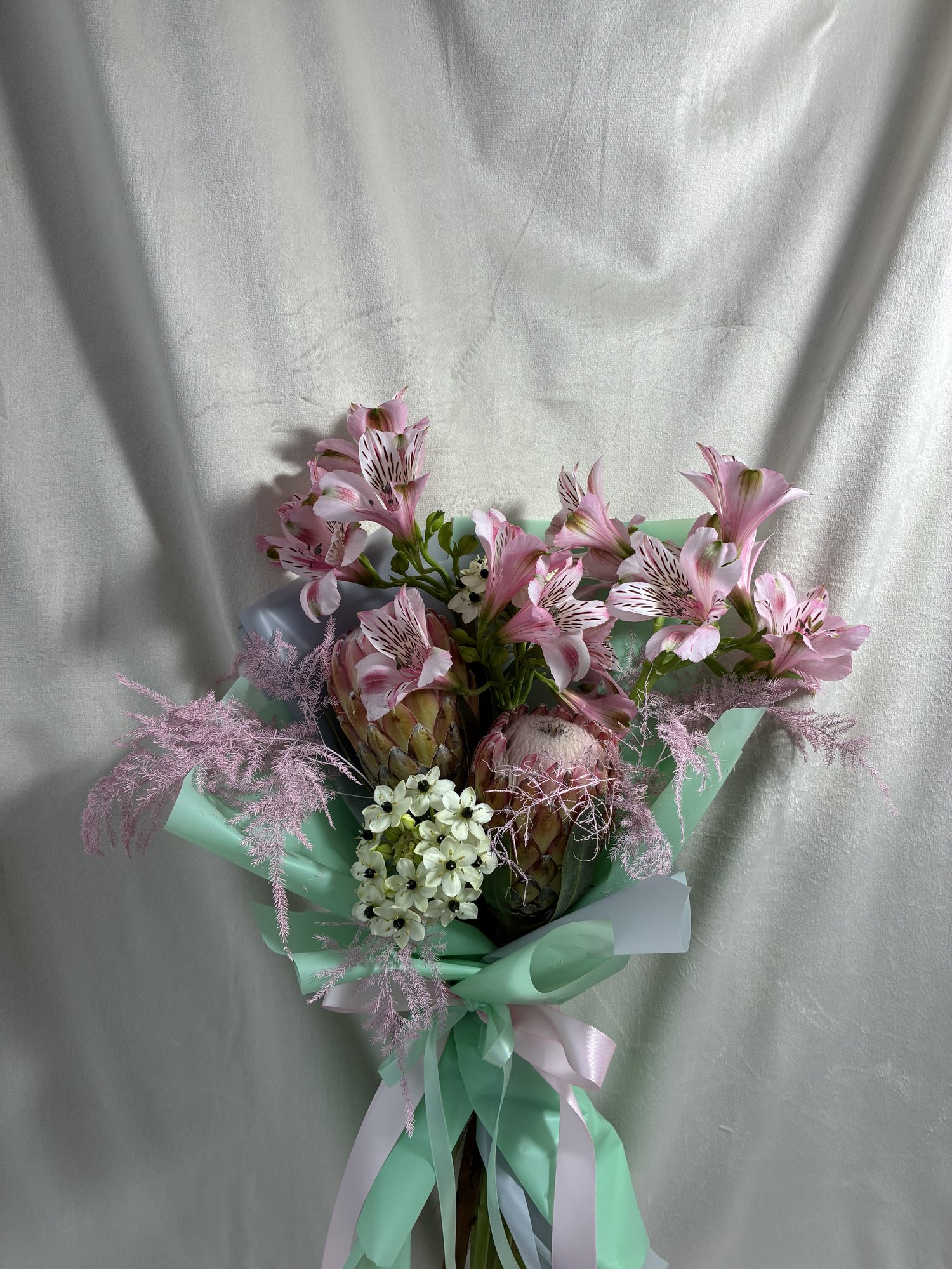 Exotic Whisper – Buchet cu protea și accente rare